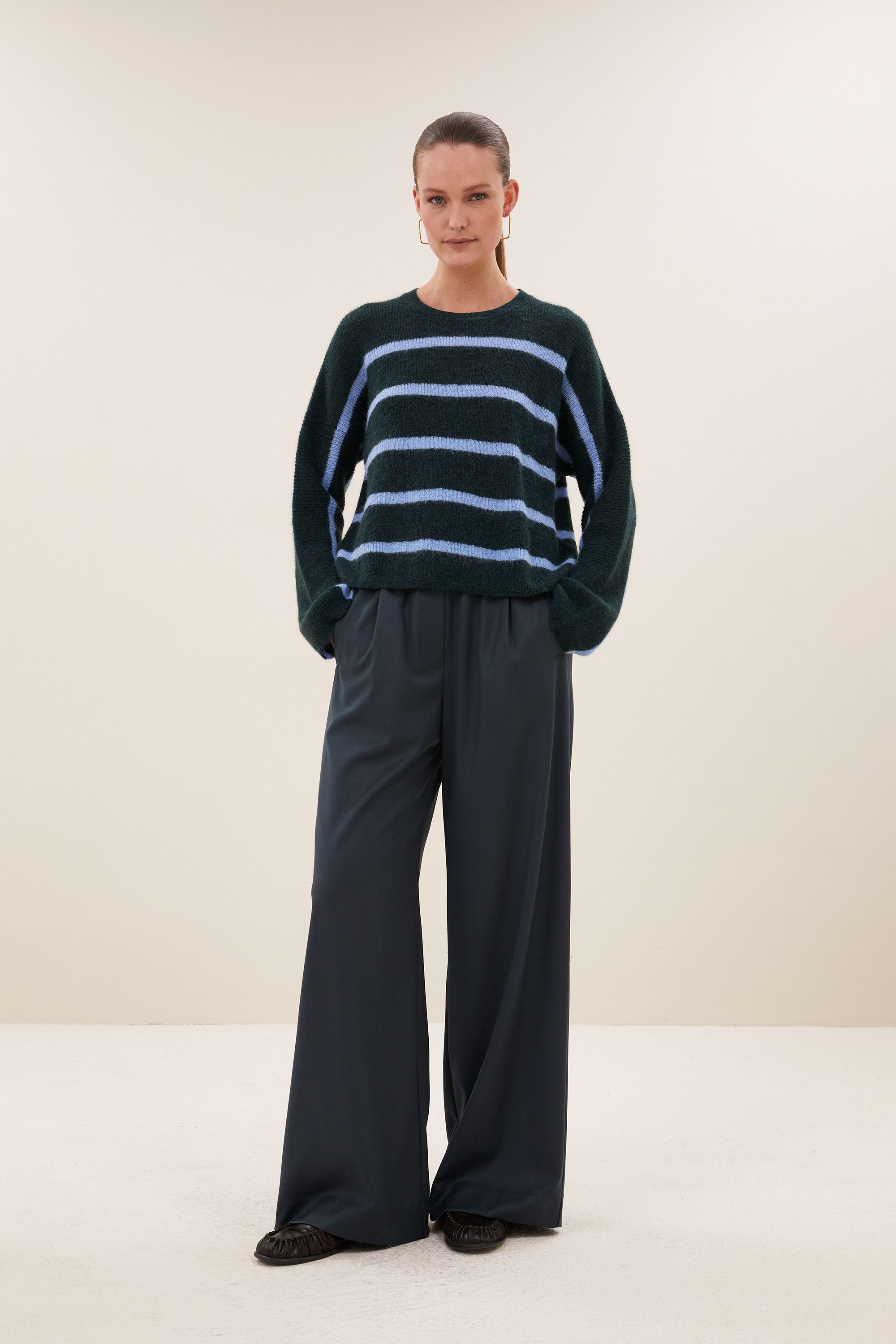 vide-stripe-pullover-green-cloud-stripe-korte fit-verlaagde schoudernaden-losvallende pasvorm-by-bar-vooraanzicht