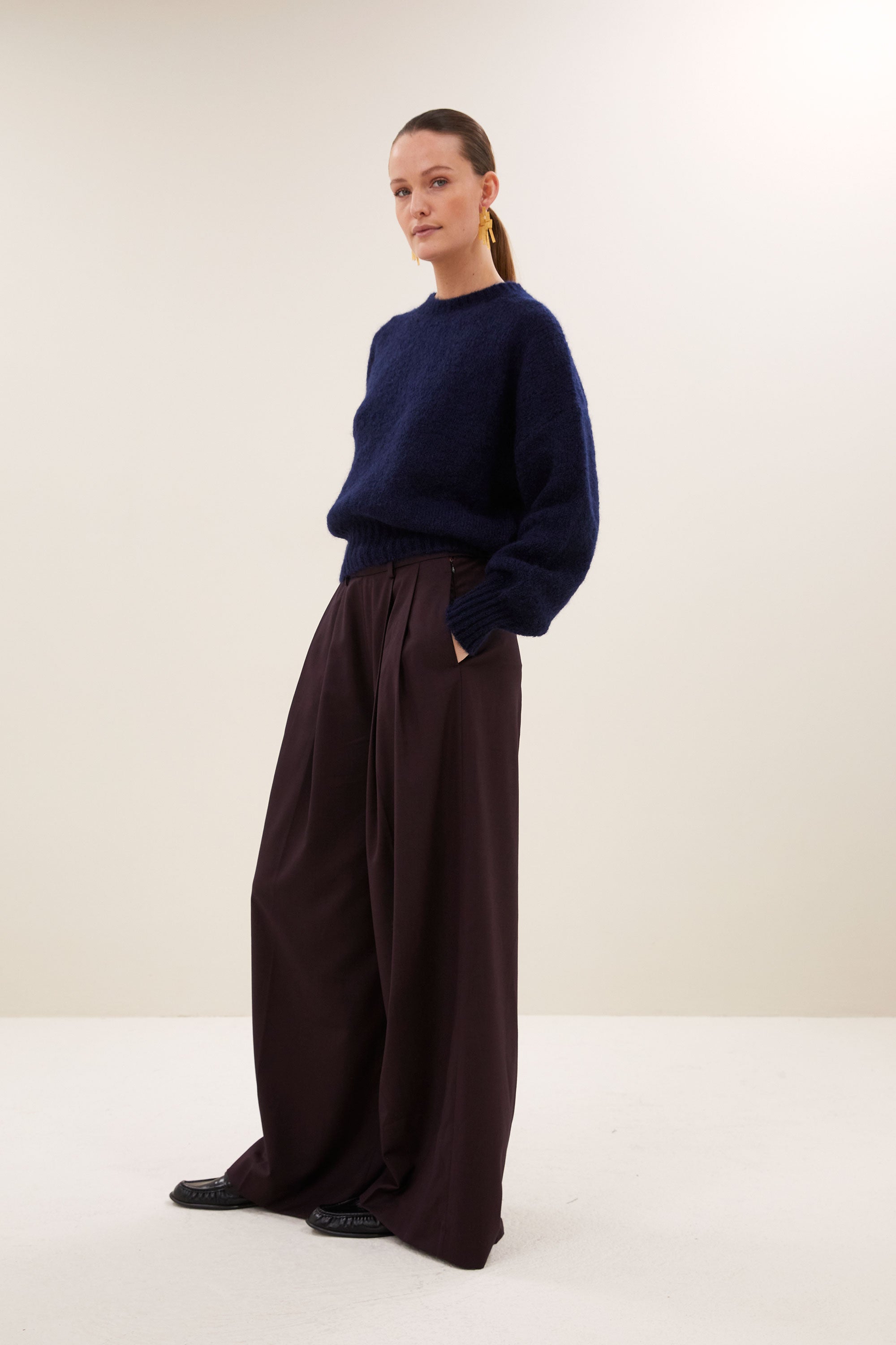 sonny-pullover-midnight-1-comfortabele draagervaring-gebreide patronen-must-have essential-by-bar-zijaanzicht