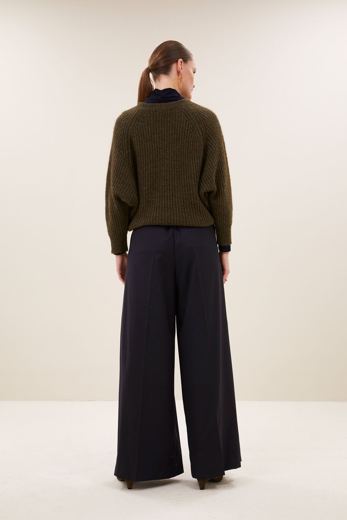 lune-pullover-olive-all-time classic-ribpatroon-v-halslijn-by-bar-achteraanzicht