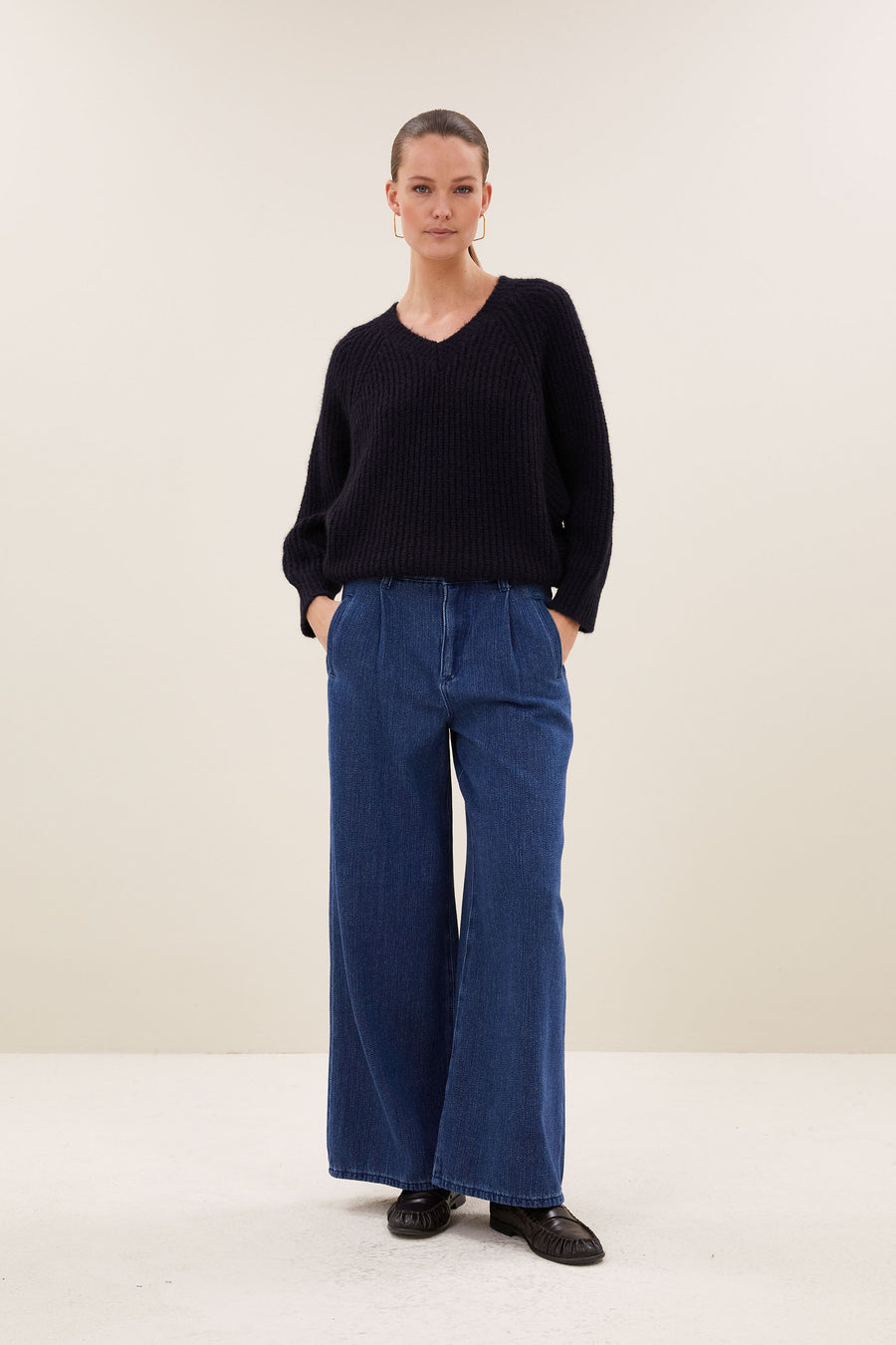 lune-pullover-midnight-all-time classic-ribpatroon-v-halslijn-by-bar-vooraanzicht