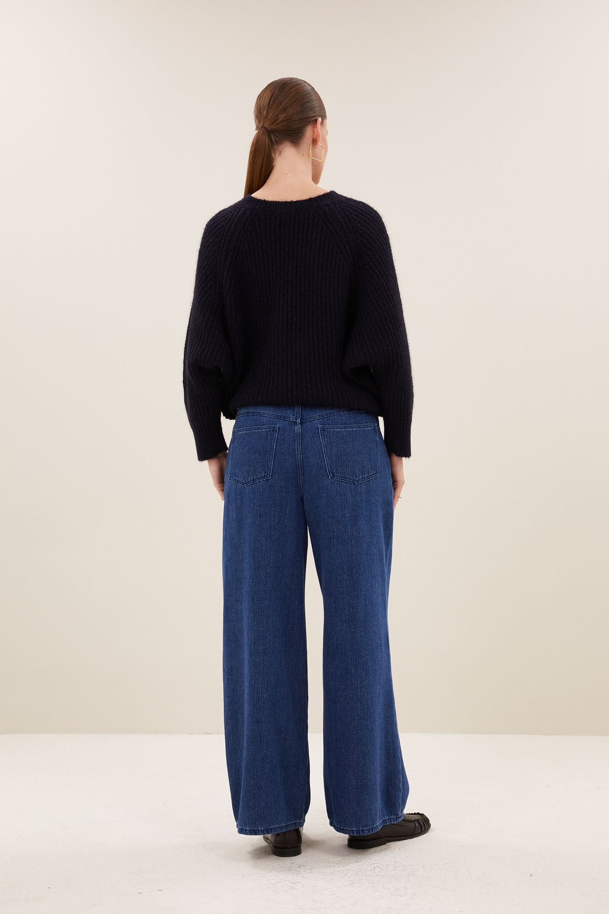 lune-pullover-midnight-all-time classic-ribpatroon-v-halslijn-by-bar-achteraanzicht