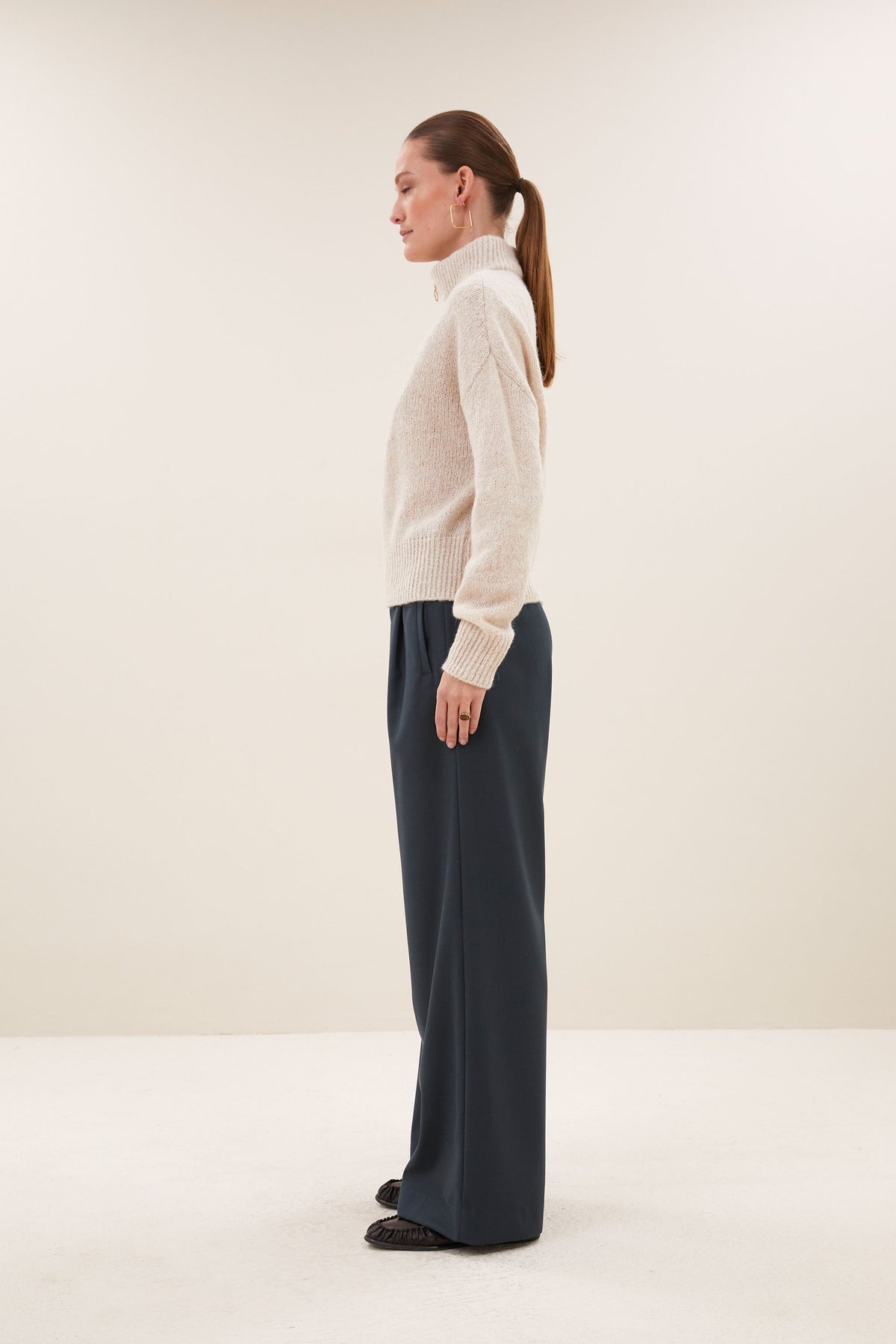boxy-beau-pullover-chalk-2-alpacamix kwaliteit-hoge hals-ritssluiting-by-bar-zijaanzicht