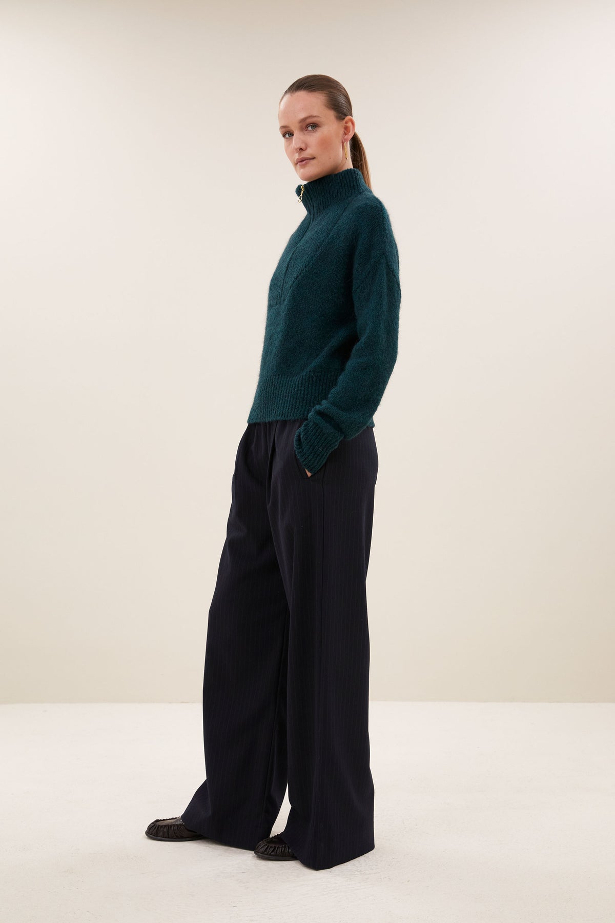 boxy-beau-pullover-dark-green-alpacamix kwaliteit-hoge hals-ritssluiting-by-bar-zijaanzicht