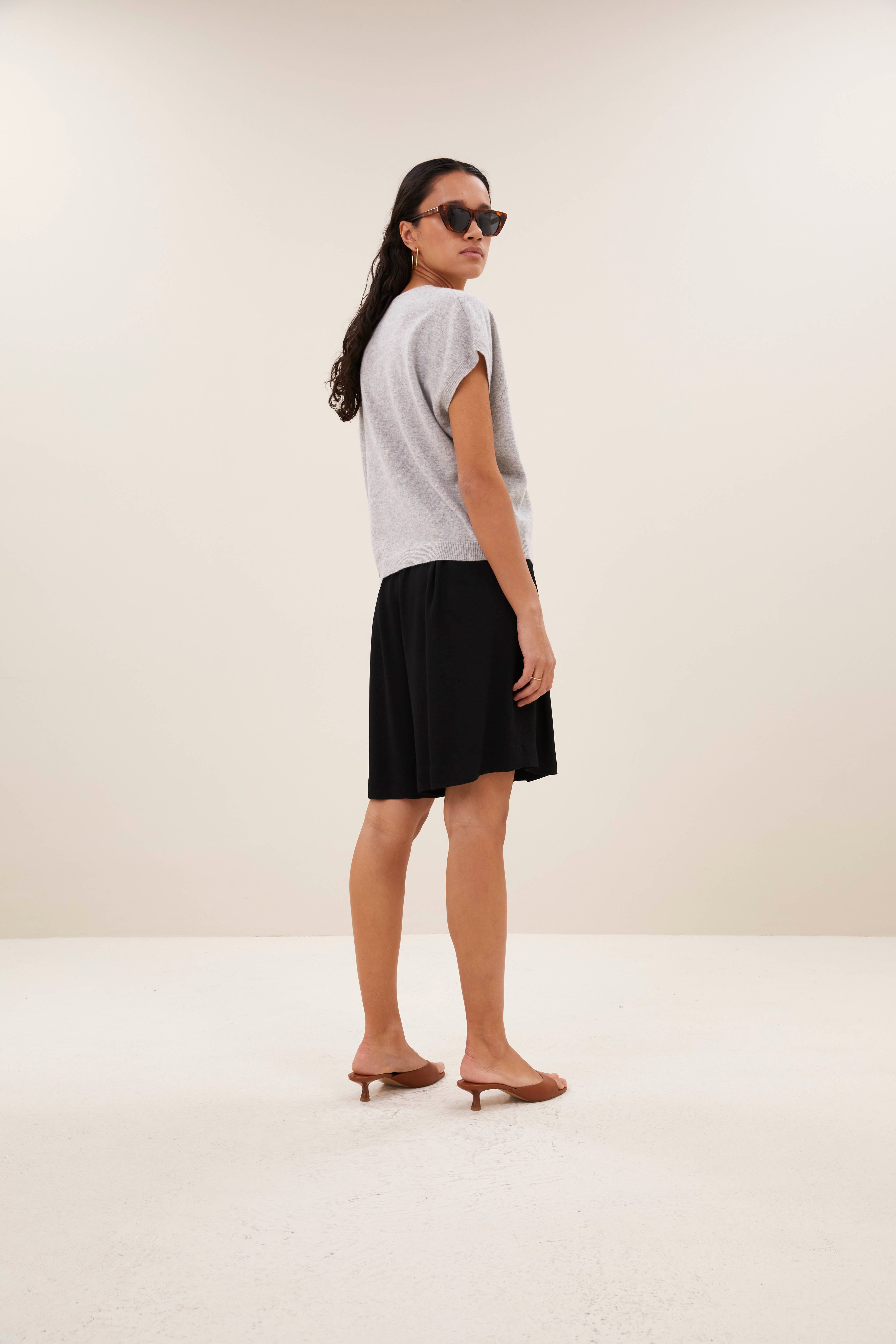 pullover-sil v neck pullover grey melee sfeerbeeld-by-bar-sfeerbeeld