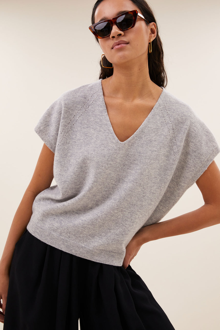 sil-v-neck-pullover-grey-melee-1-merino wol-all-time classic-v-halslijn-by-bar-detail