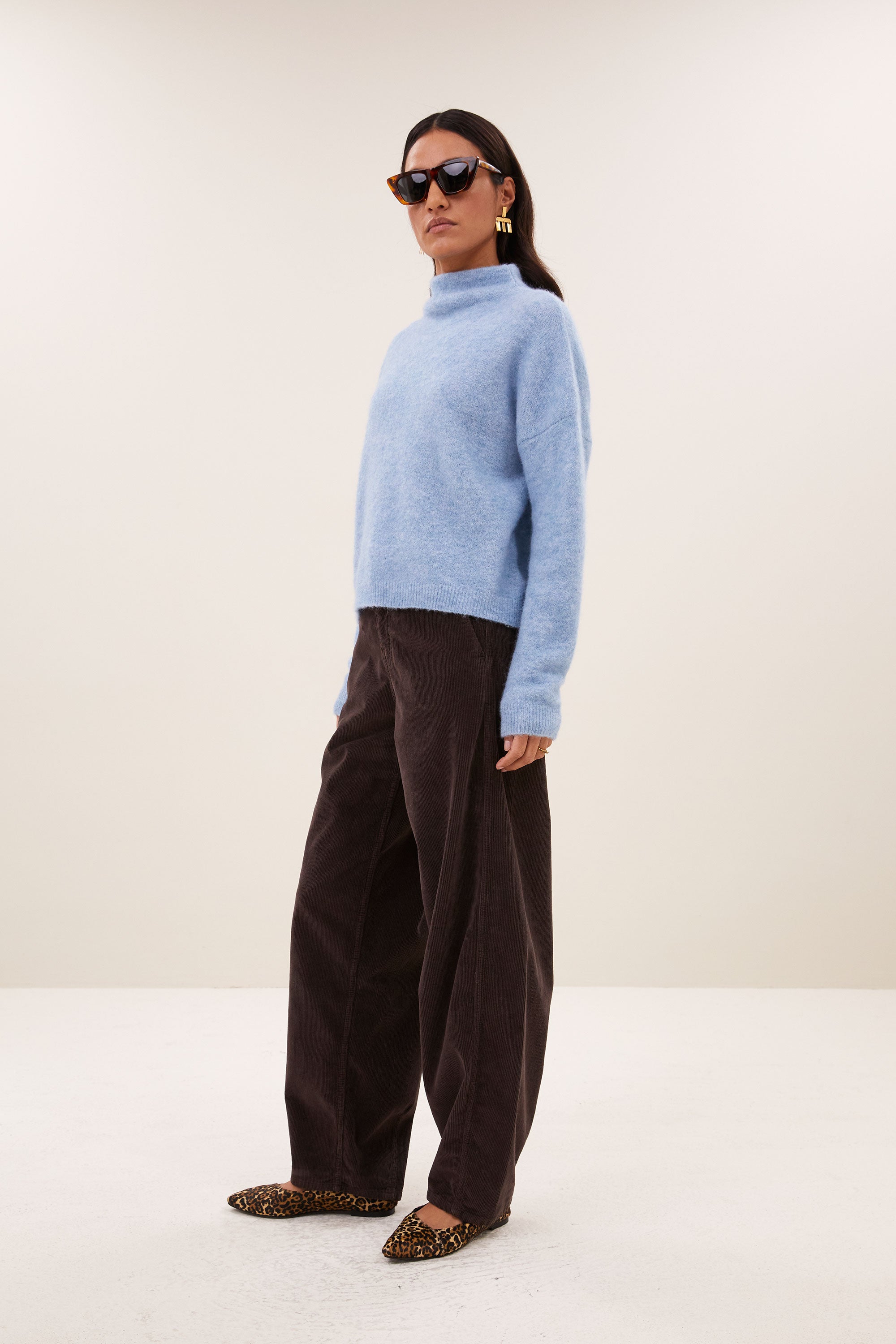 vinn-pullover-cloud-blue-alpacamix kwaliteit-must-have essential-tijdloze pasvorm-by-bar-zijaanzicht