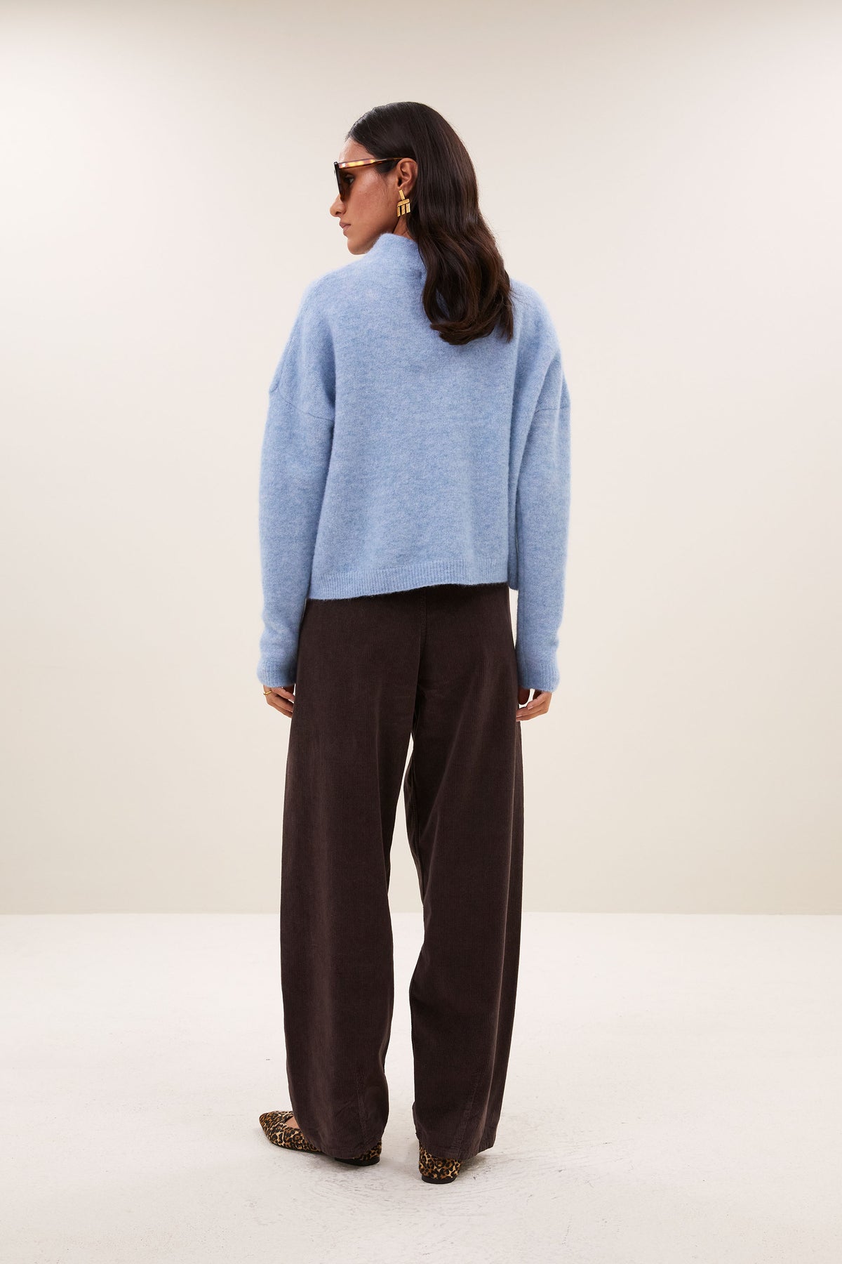 vinn-pullover-cloud-blue-alpacamix kwaliteit-must-have essential-tijdloze pasvorm-by-bar-achteraanzicht