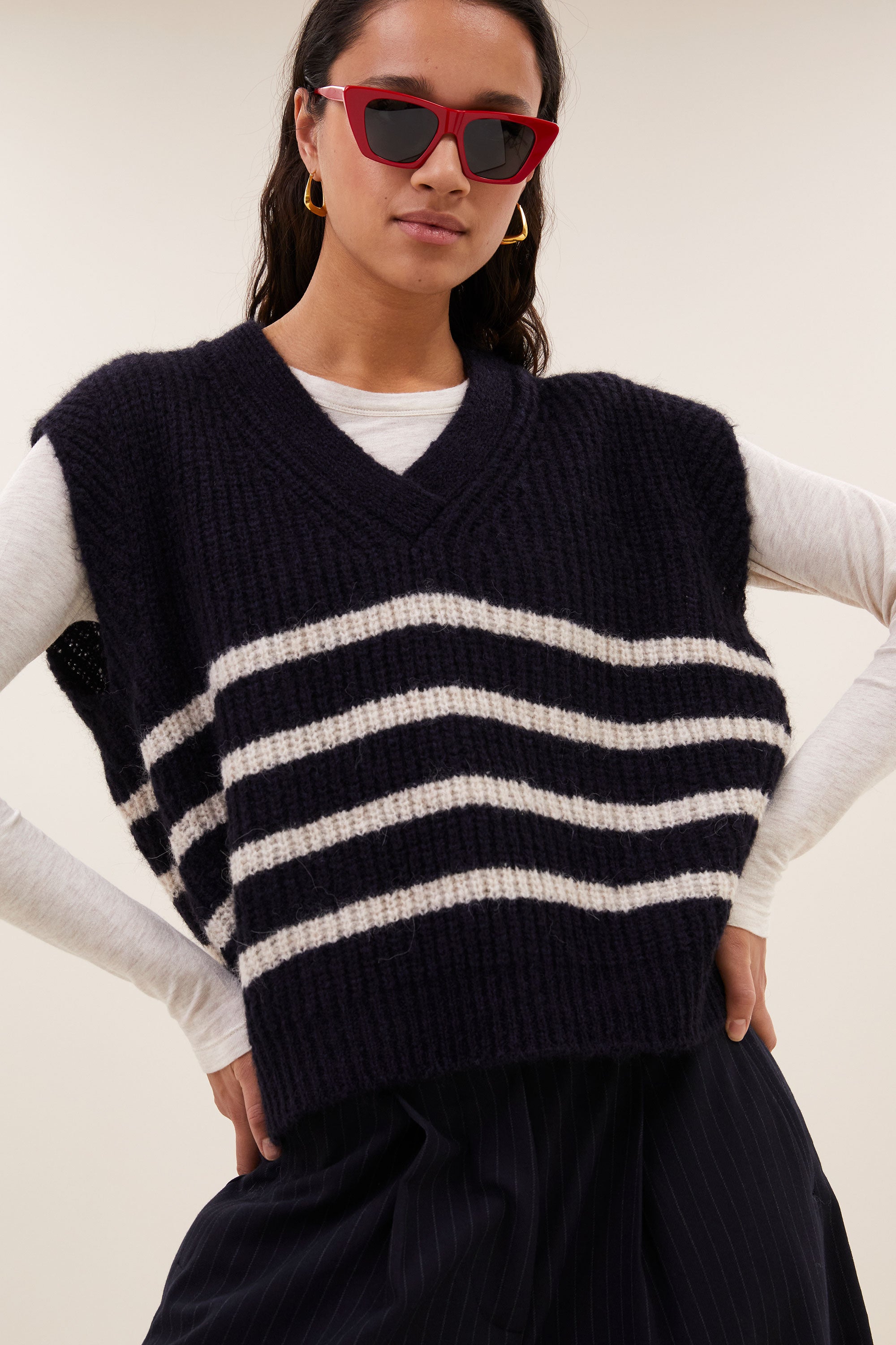 lune-spencer-midnight-marine-stripe-alpacamix kwaliteit-all-time classic-v-halslijn-by-bar-sfeerbeeld