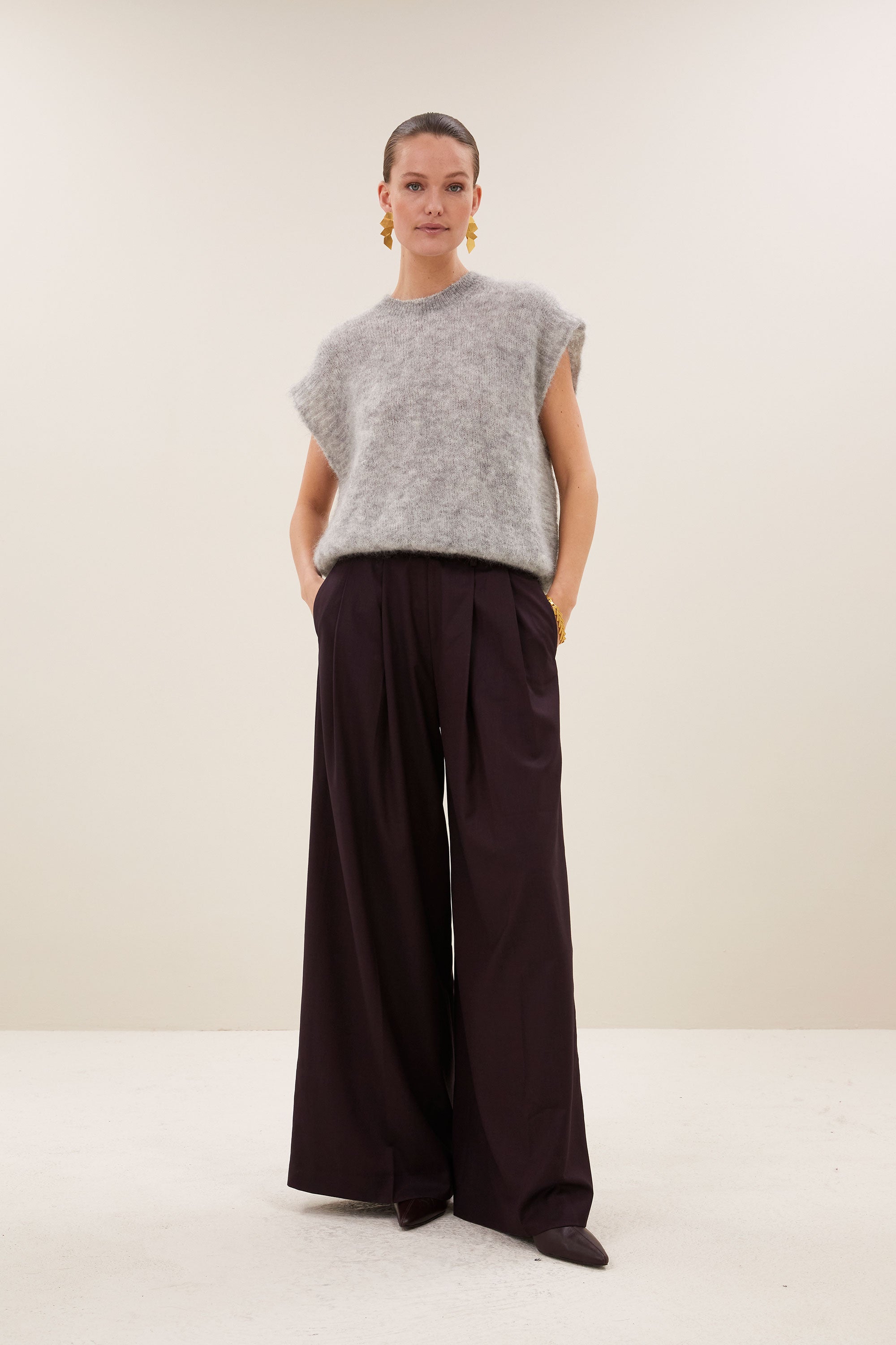 elena-spencer-grey-melee-all-time classic-mix van mohair-kleine kapmouw-by-bar-vooraanzicht