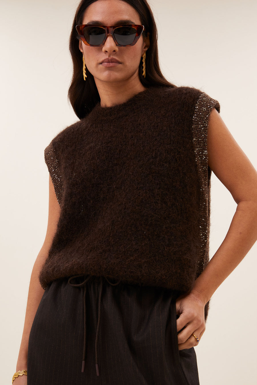 noby-spencer-deep-brown-comfortabele draagervaring-ronde halslijn-kleine kapmouw-by-bar-sfeerbeeld