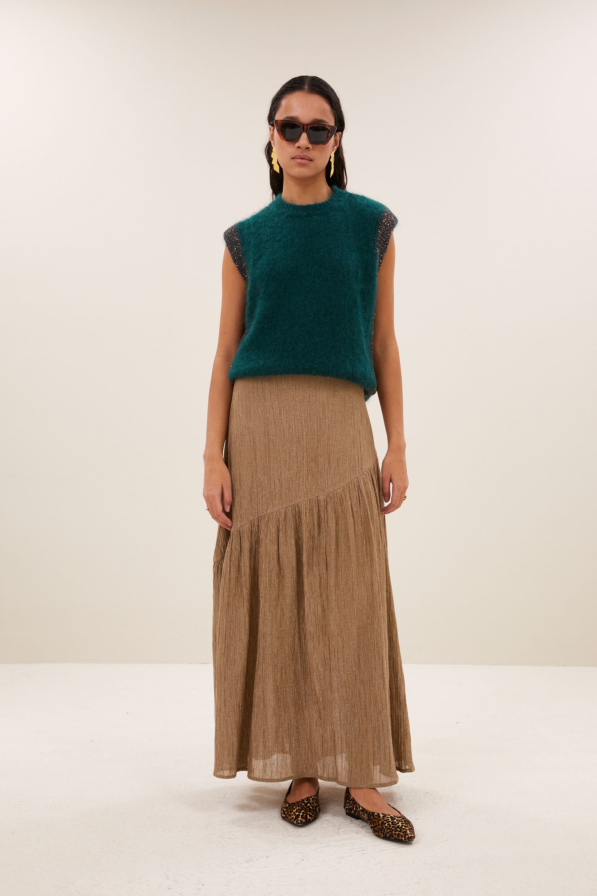 noby-coco-spencer-dark-green-comfortabele draagervaring-losvallende pasvorm-mix van mohair-by-bar-sfeerbeeld