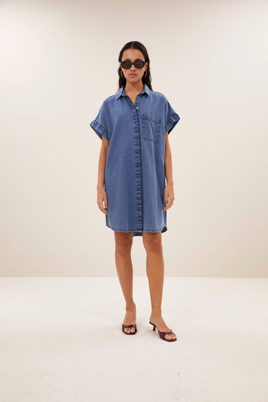 hella-denim-dress-medium-denim-knoopsluiting-gemaakt door weefspecialist-opstaande kraag-by-bar-sfeerbeeld