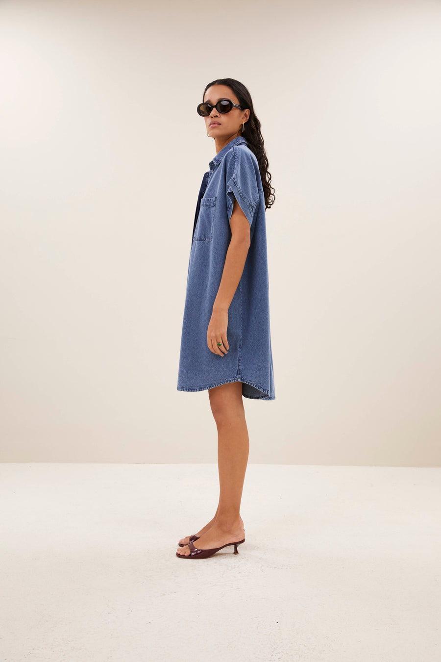 hella-denim-dress-medium-denim-knoopsluiting-gemaakt door weefspecialist-opstaande kraag-by-bar-aanvullende-foto