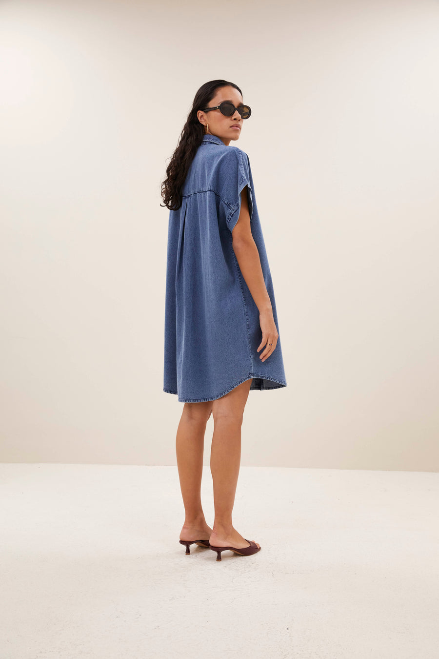hella-denim-dress-medium-denim-knoopsluiting-gemaakt door weefspecialist-opstaande kraag-by-bar-vooraanzicht