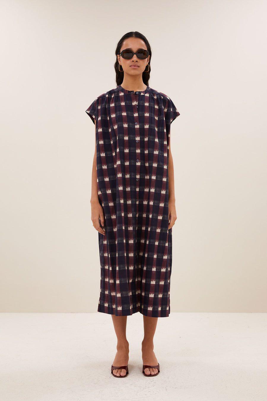 nana-ikat-dress-wine-ikat-print-knoopsluiting-ronde halslijn-kleine kapmouw-by-bar-vooraanzicht
