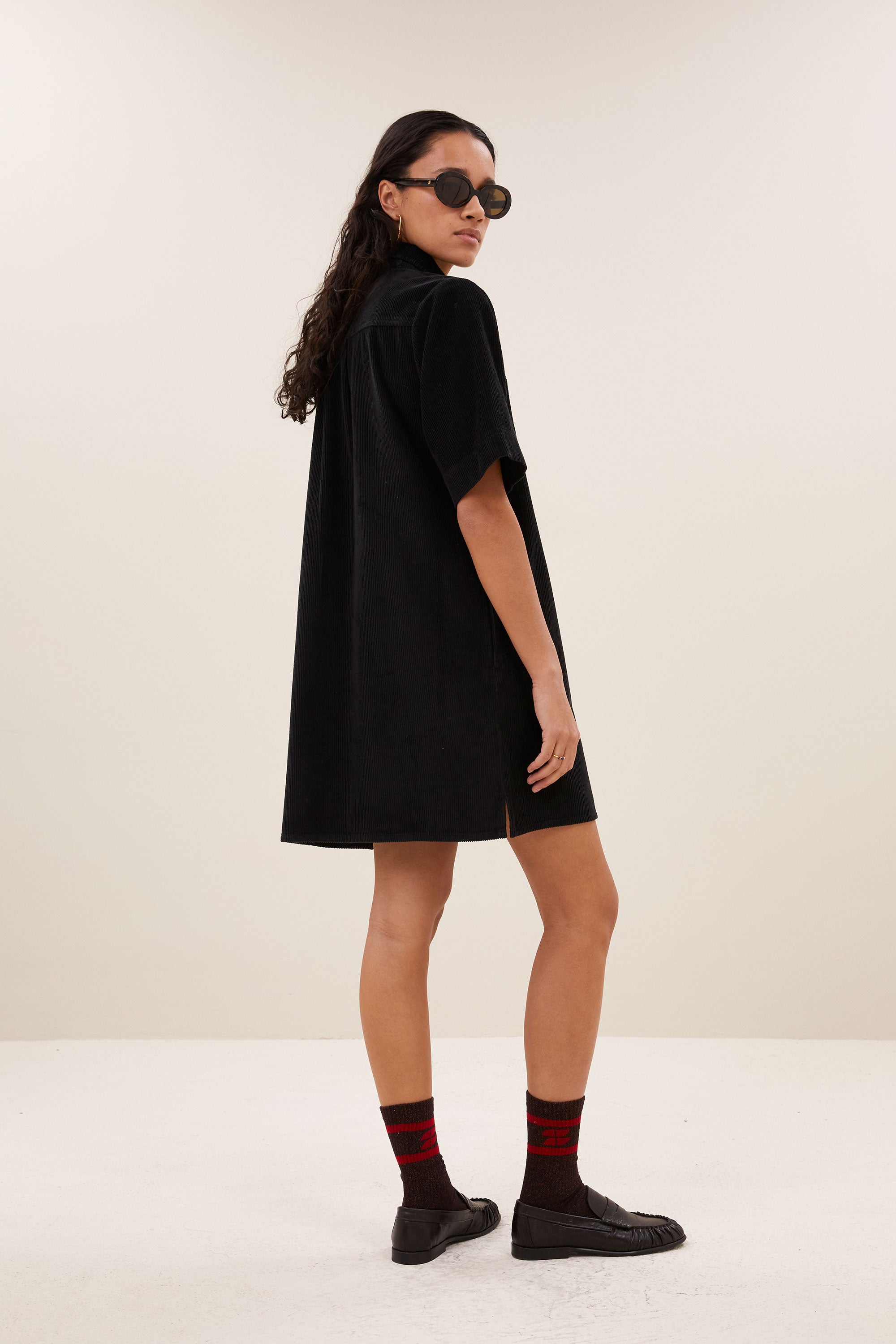 philipe-cord-dress-black-kleine kapmouw-opstaande kraag-ritssluiting-by-bar-zijaanzicht