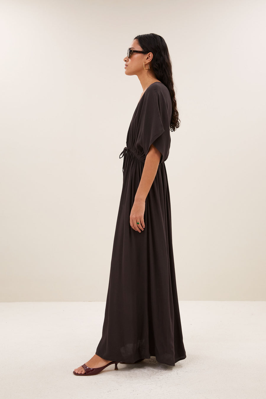 long-twill-dress-espresso-vleermuis mouw-geplooide details-v-halslijn-by-bar-vooraanzicht