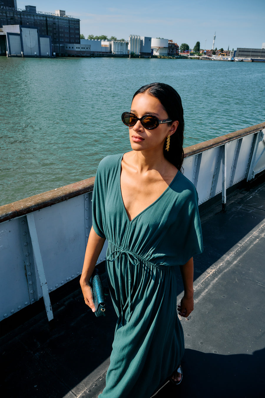 long-twill-dress-dried-basil-1-vleermuis mouw-geplooide details-v-halslijn-by-bar-sfeerbeeld
