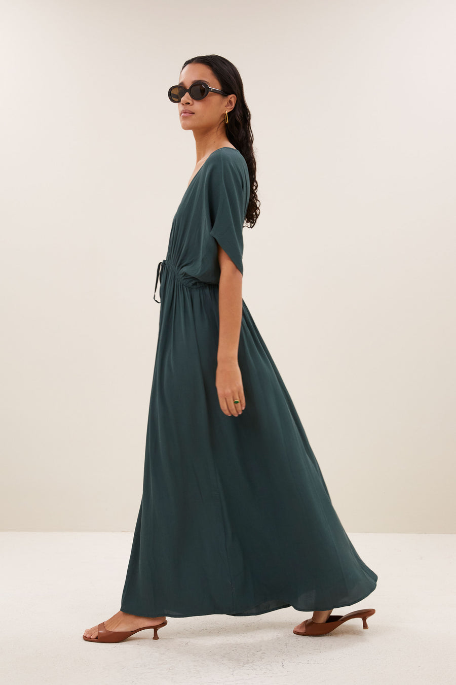 long-twill-dress-dried-basil-1-vleermuis mouw-geplooide details-v-halslijn-by-bar-zijaanzicht