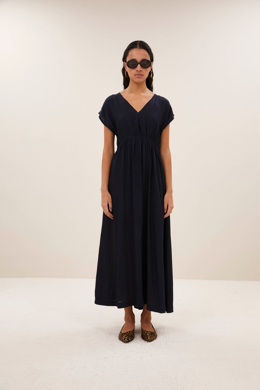 yuki-twill-dress-captain-blue-all-time classic-gemaakt door weefspecialist-v-halslijn-by-bar-sfeerbeeld