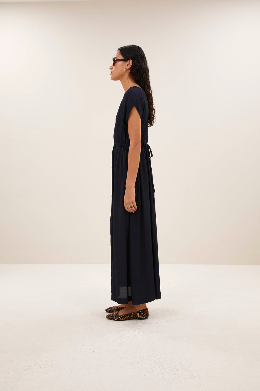 yuki-twill-dress-captain-blue-all-time classic-gemaakt door weefspecialist-v-halslijn-by-bar-aanvullende-foto