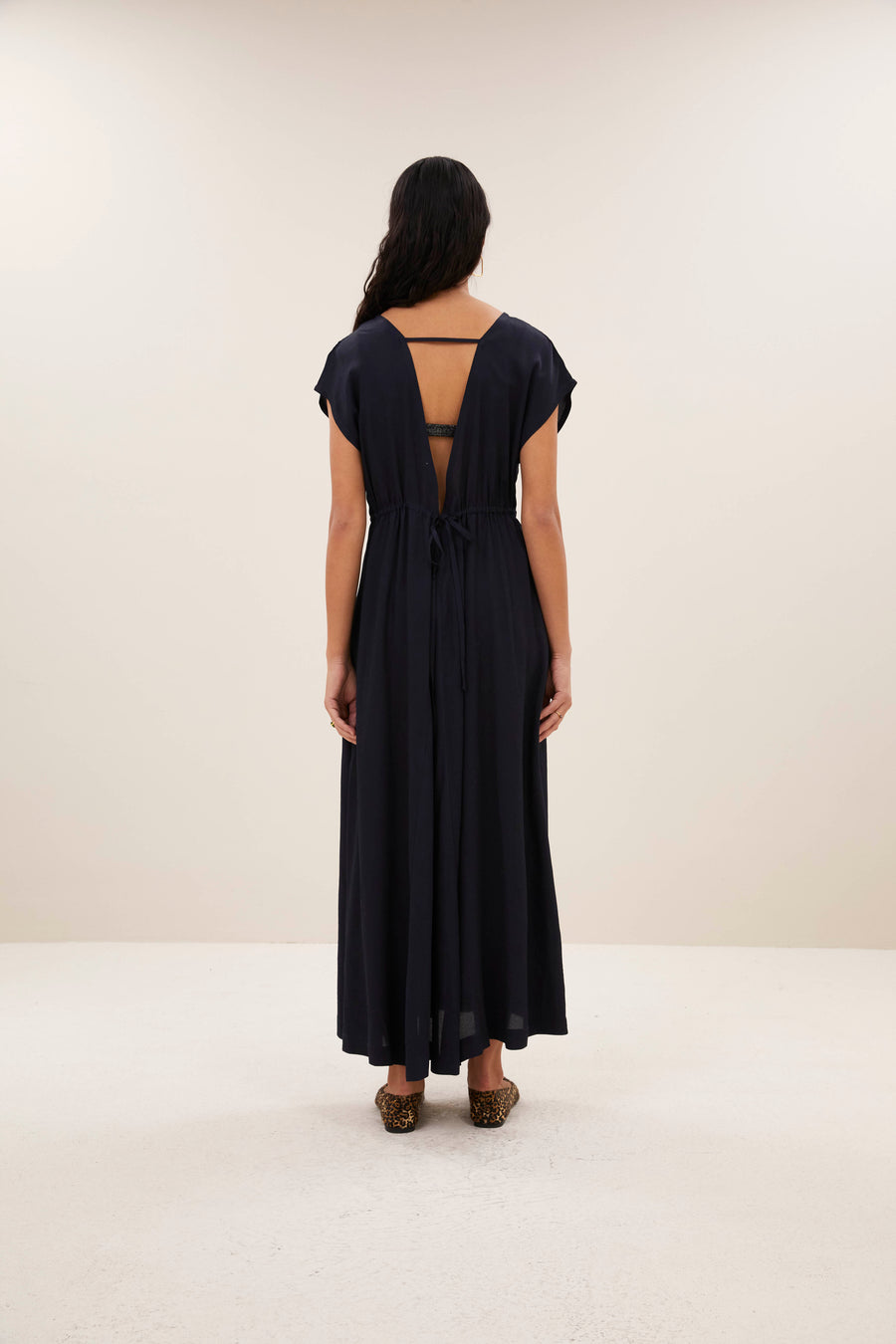 yuki-twill-dress-captain-blue-all-time classic-gemaakt door weefspecialist-v-halslijn-by-bar-vooraanzicht