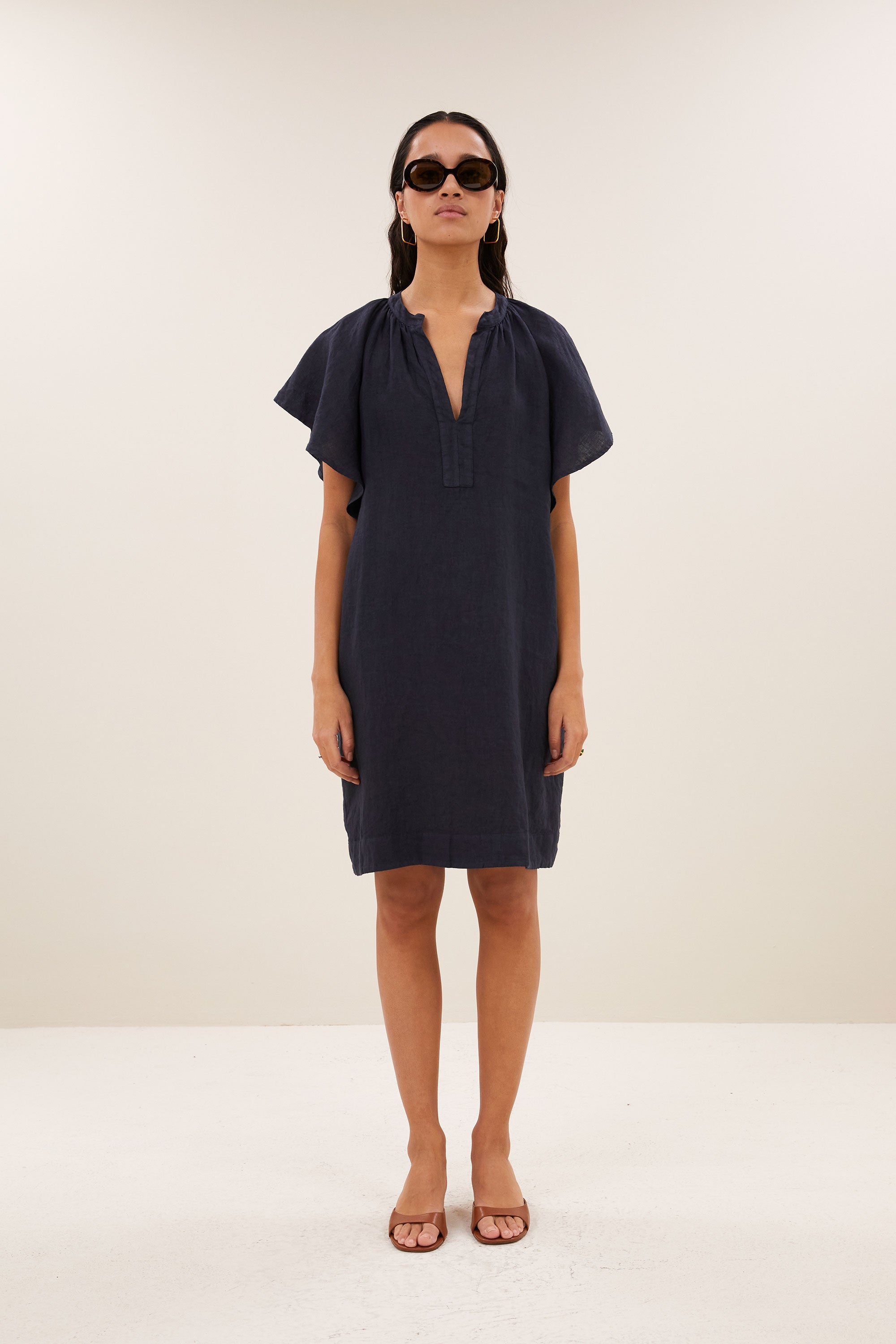 vina-linen-dress-midnight-vleermuis mouw-losvallende pasvorm-v-halslijn-by-bar-vooraanzicht