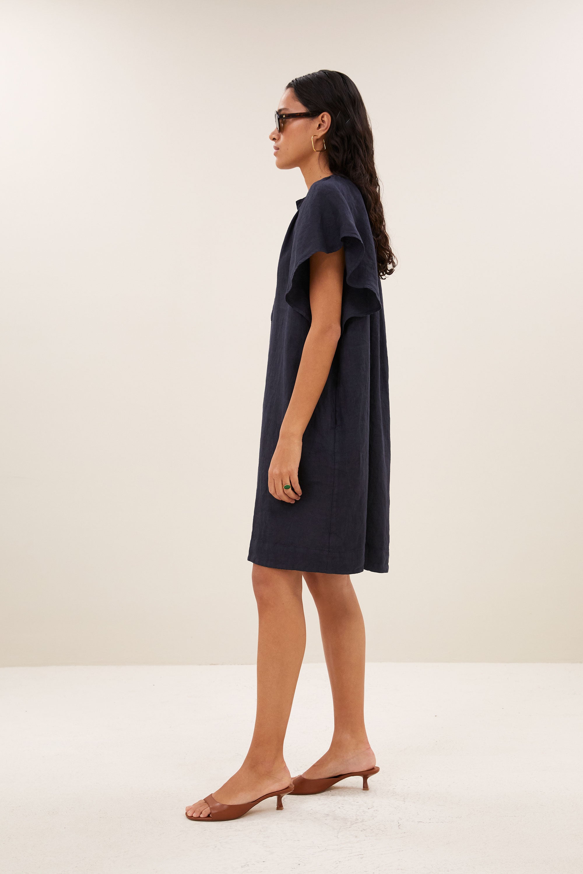 vina-linen-dress-midnight-vleermuis mouw-losvallende pasvorm-v-halslijn-by-bar-zijaanzicht
