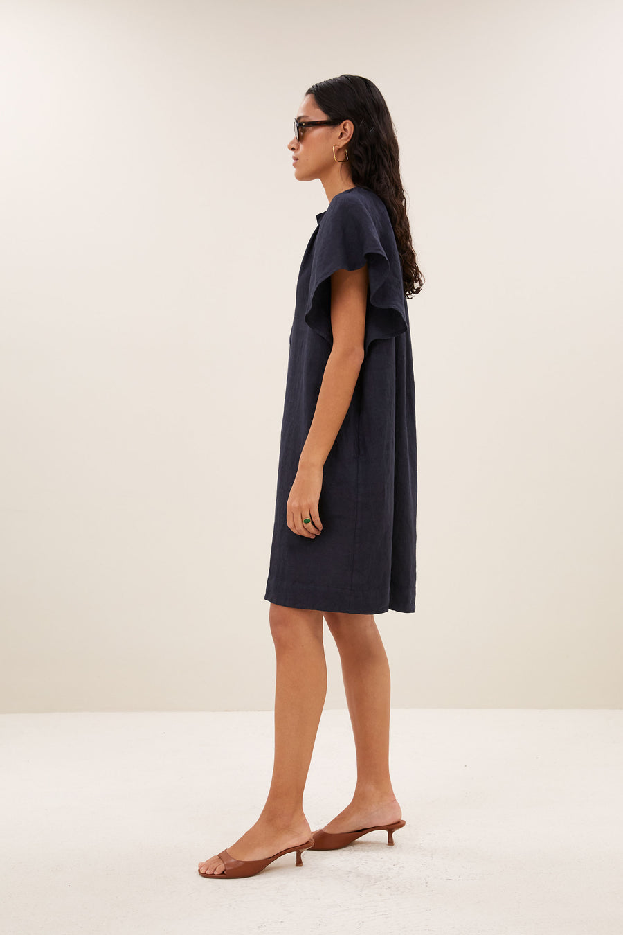 vina-linen-dress-midnight-vleermuis mouw-losvallende pasvorm-v-halslijn-by-bar-zijaanzicht