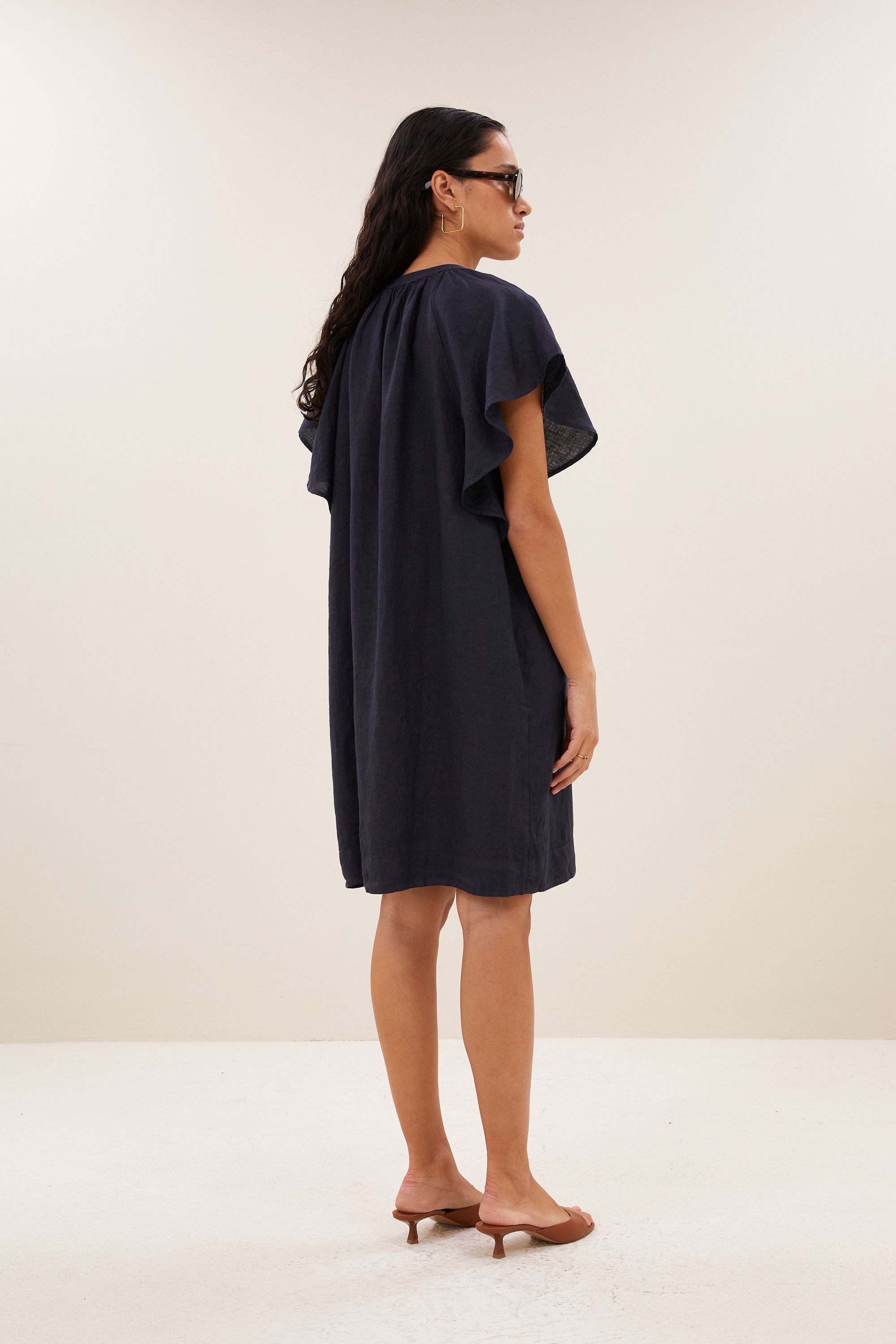 vina-linen-dress-midnight-vleermuis mouw-losvallende pasvorm-v-halslijn-by-bar-achteraanzicht