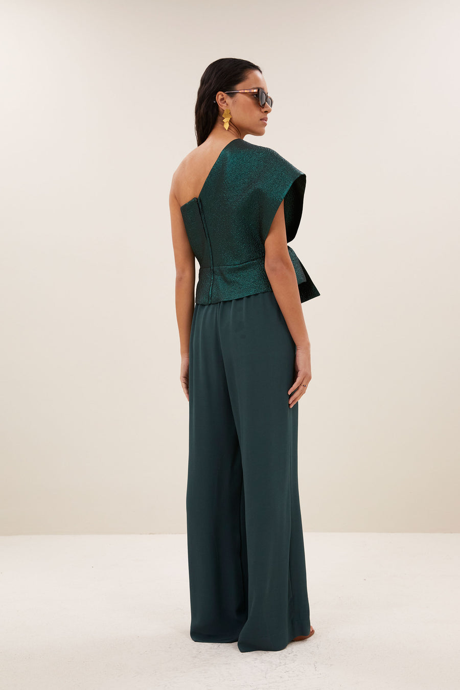 benji-viscose-pants-dried-basil-1-losvallende pasvorm-plooien-draagbaar als set-by-bar-achteraanzicht