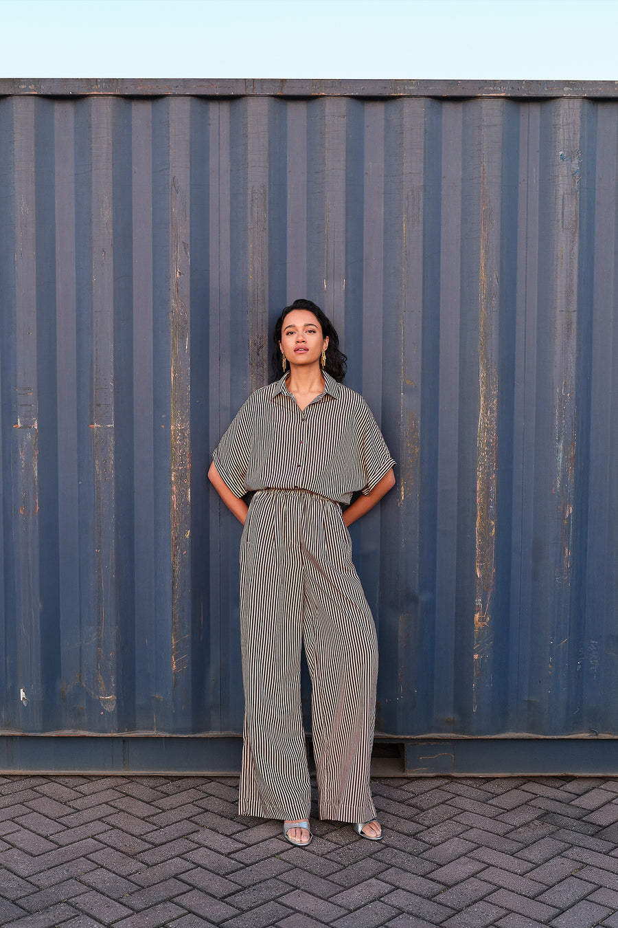 celin-stripe-pants-burgundy-stripe-losvallende pasvorm-plooien-draagbaar als set-by-bar-sfeerbeeld