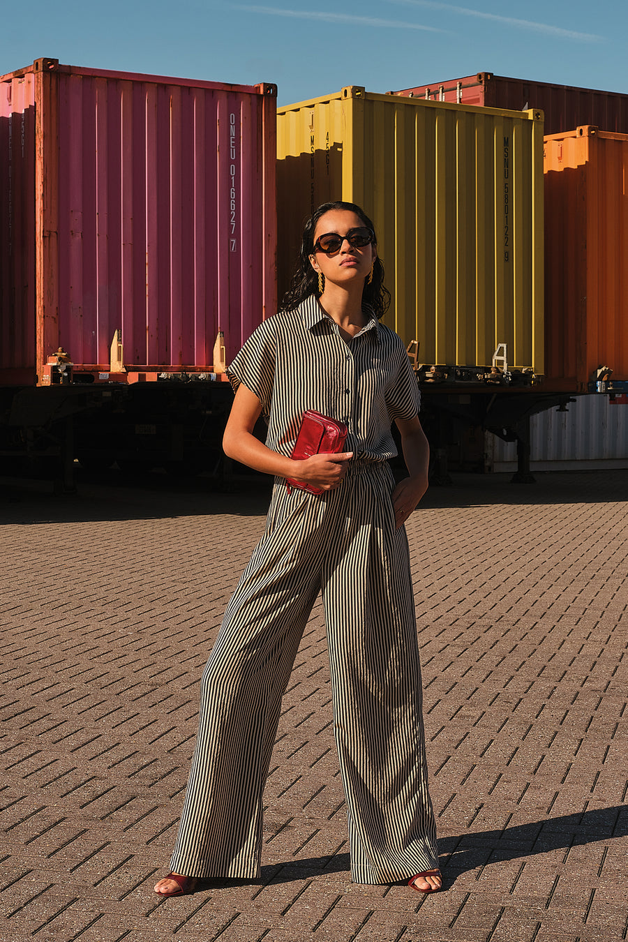 celin-stripe-pants-midnight-stripe-losvallende pasvorm-plooien-draagbaar als set-by-bar-sfeerbeeld