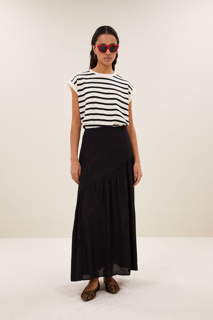myra-viscose-skirt-black-gemaakt door weefspecialist-must-have essential-tijdloze pasvorm-by-bar-vooraanzicht