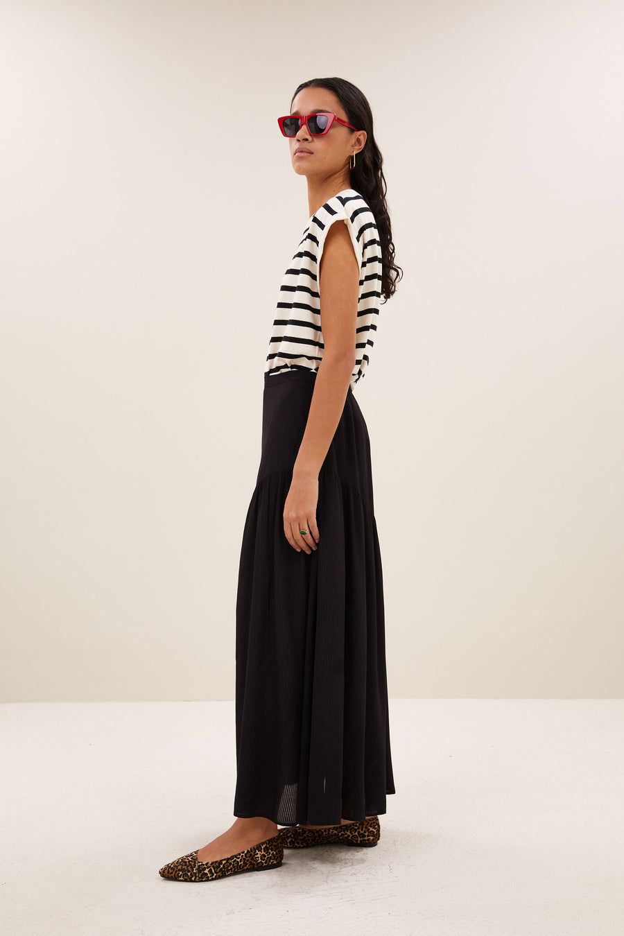 myra-viscose-skirt-black-gemaakt door weefspecialist-must-have essential-tijdloze pasvorm-by-bar-zijaanzicht