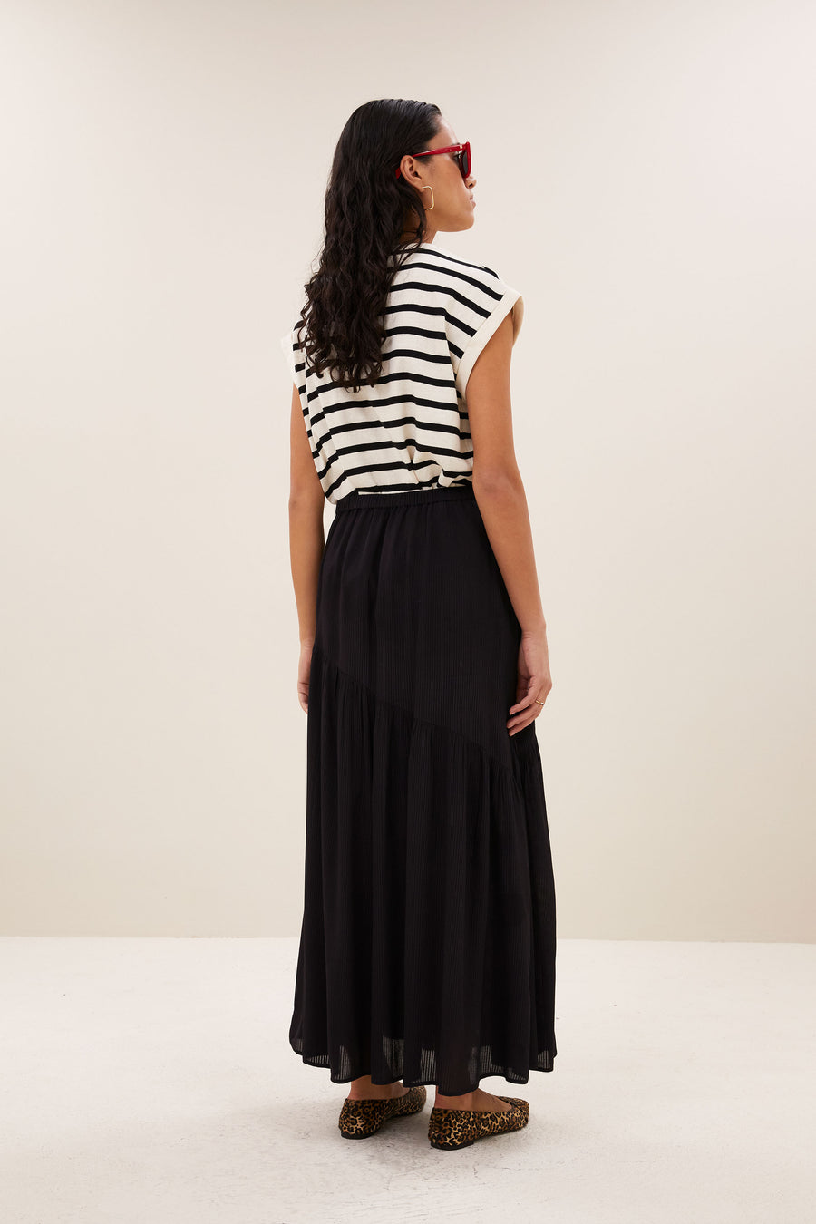 myra-viscose-skirt-black-gemaakt door weefspecialist-must-have essential-tijdloze pasvorm-by-bar-achteraanzicht