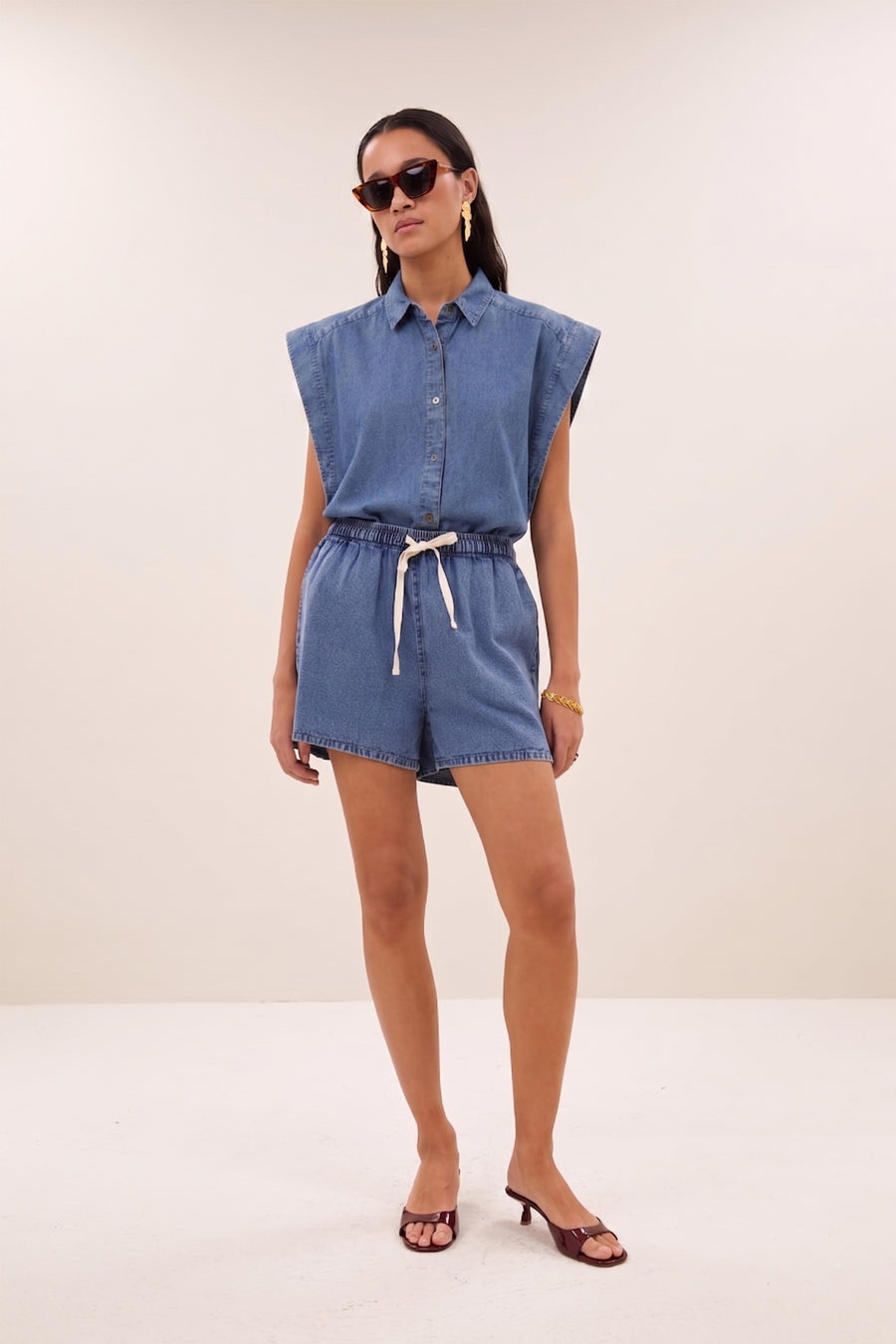 misa-denim-shorts-medium-denim-comfortabele pasvorm-elastieken band-draagbaar als set-by-bar-vooraanzicht