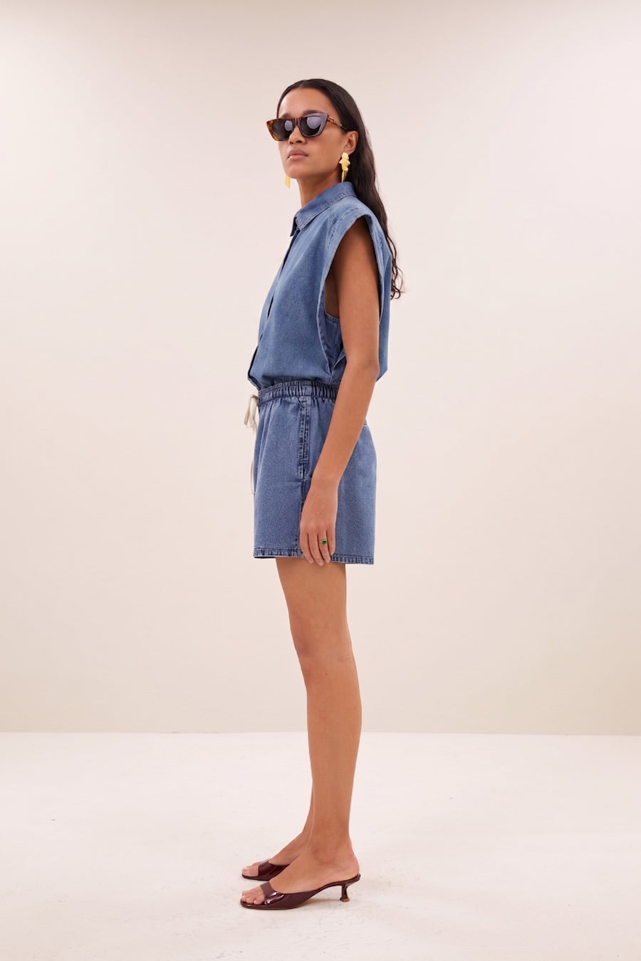 misa-denim-shorts-medium-denim-comfortabele pasvorm-elastieken band-draagbaar als set-by-bar-zijaanzicht