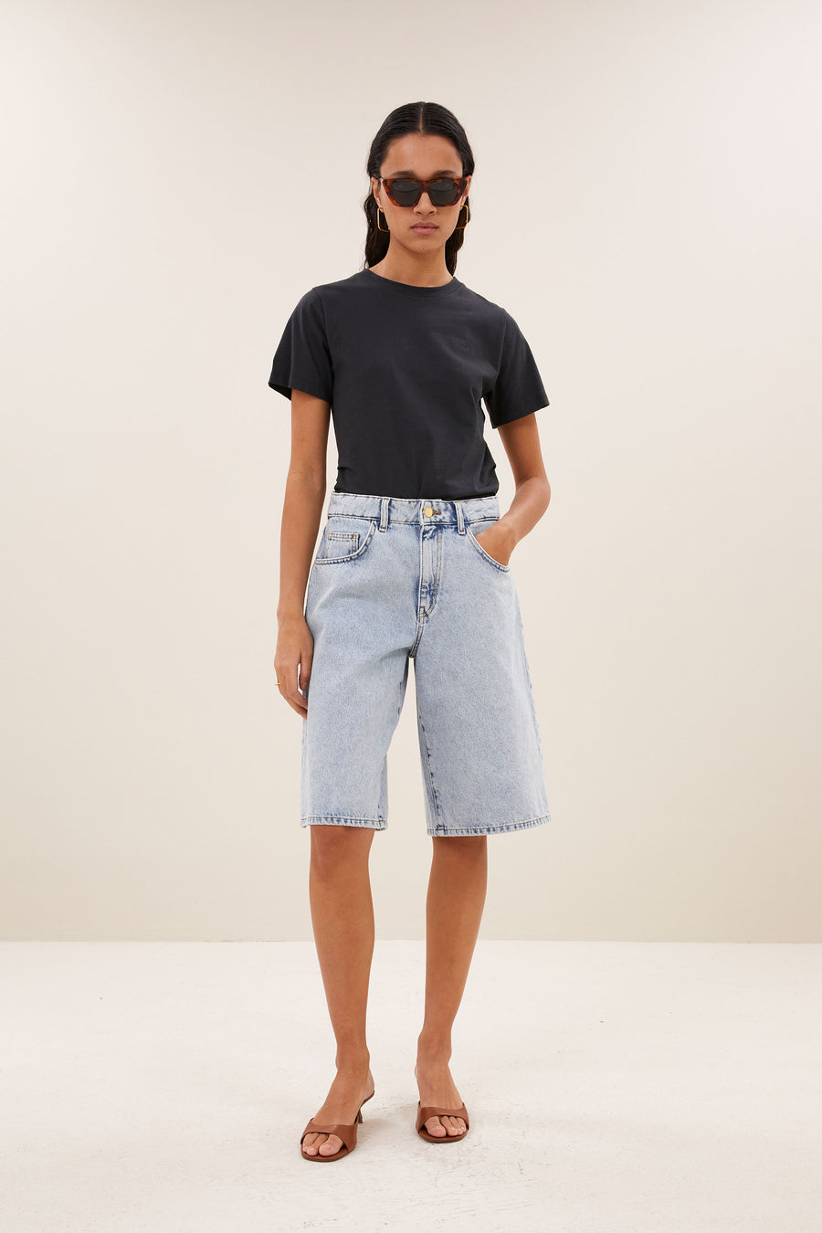 soho-denim-shorts-light-denim-wijduitlopende pasvorm-biologisch katoen-rits- en knoopsluiting-by-bar-aanvullende-foto