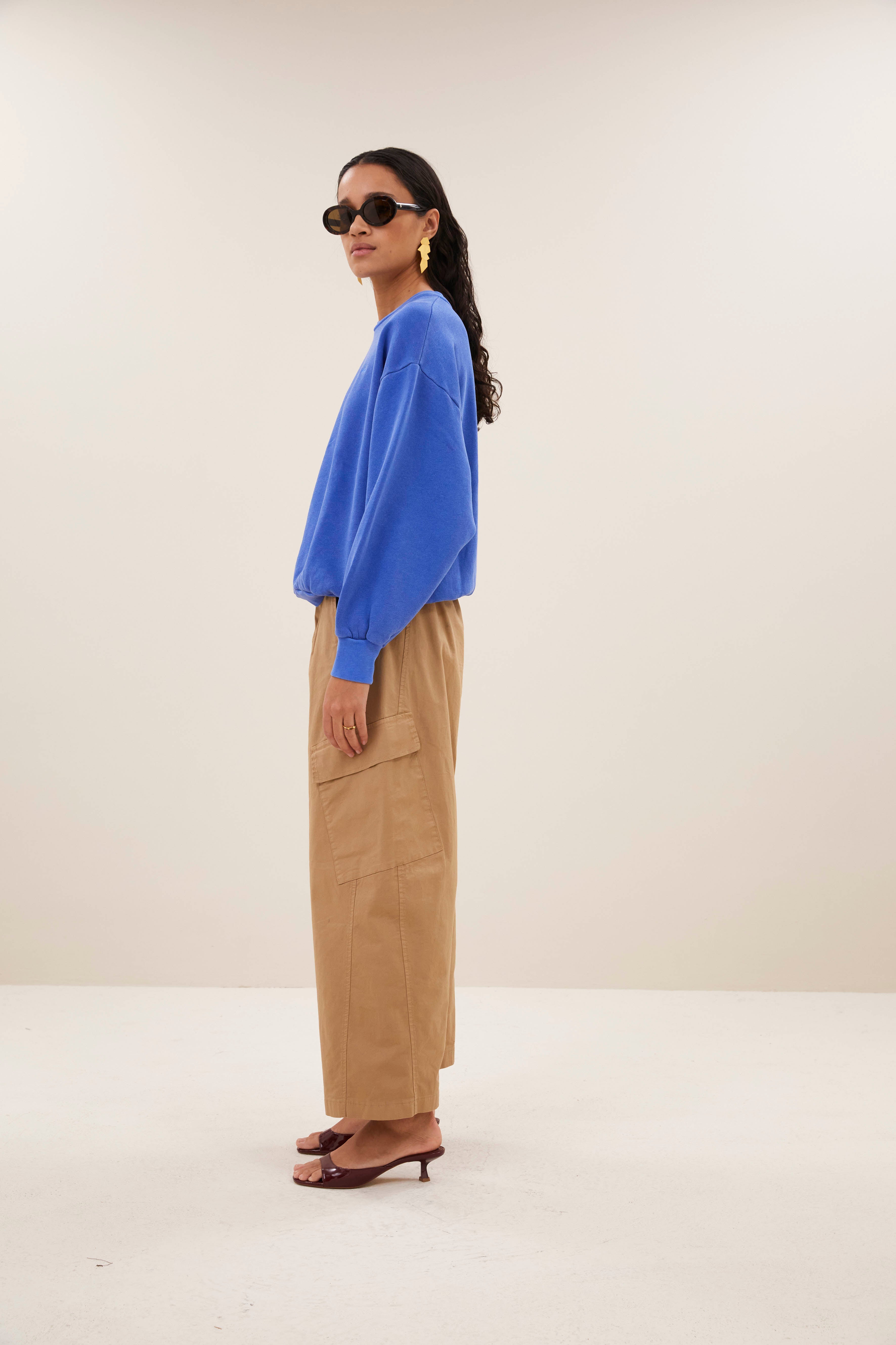 sweater-lili lucky sweater azul blue-by-bar-zijaanzicht