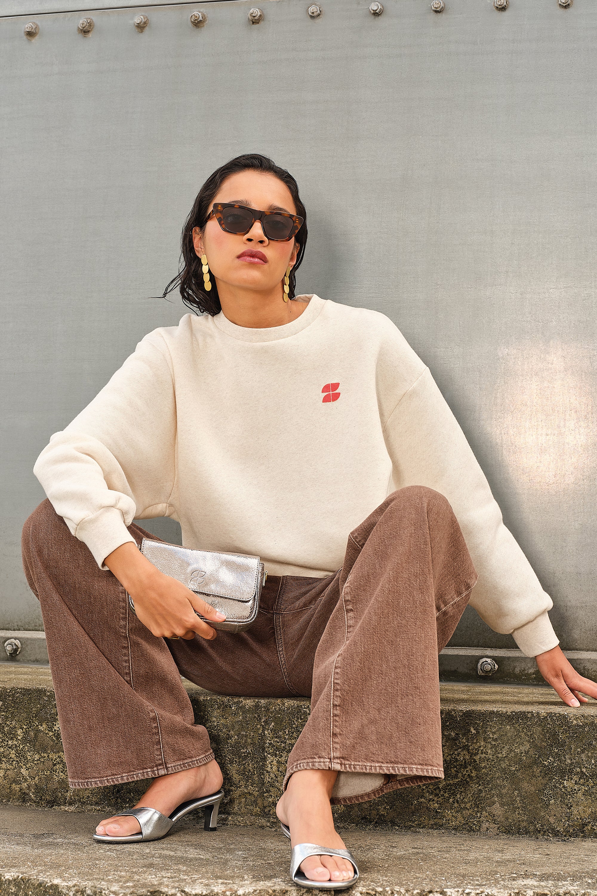 lili-coast-melange-sweater-oyster-melee-comfortabele draagervaring-verlaagde schoudernaden-statement print-by-bar-aanvullende-foto