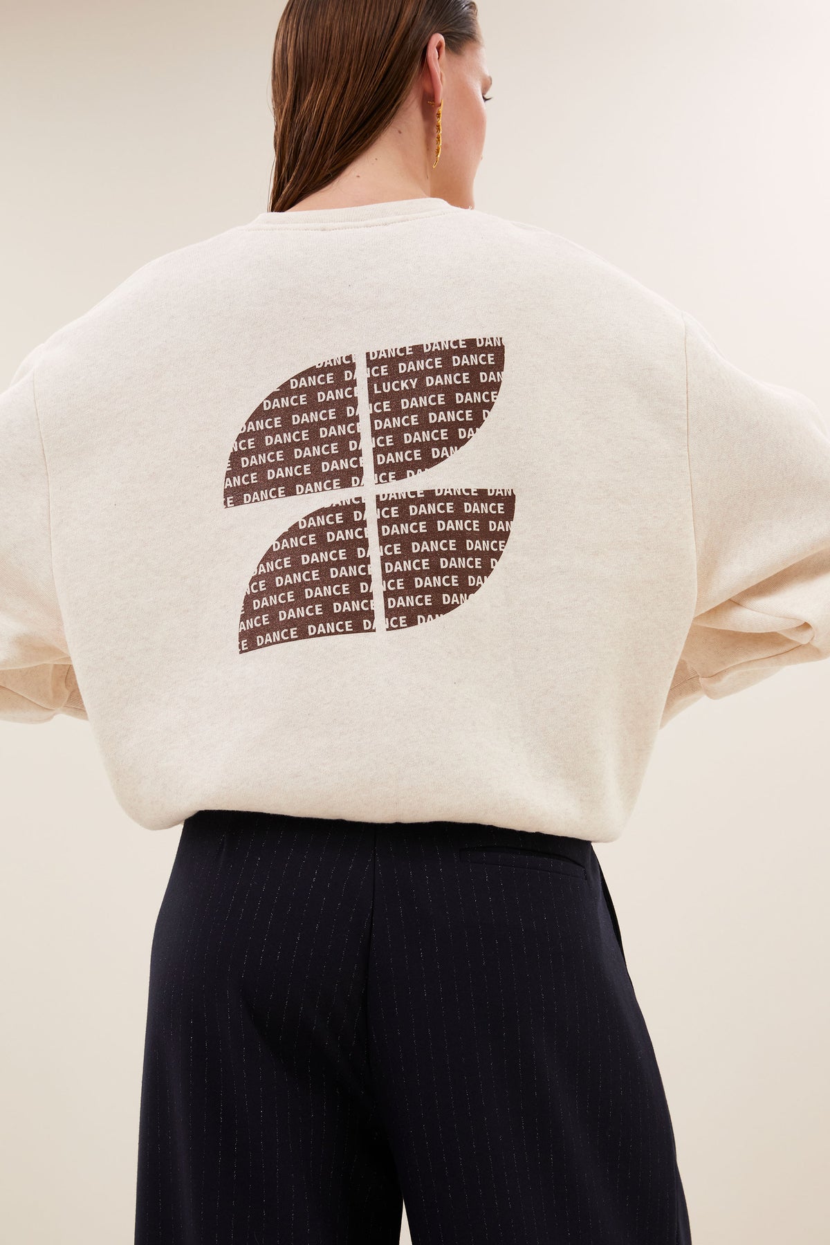 lili-lucky-dance-sweater-oyster-melee-comfortabele draagervaring-verlaagde schoudernaden-ronde halslijn-by-bar-detail
