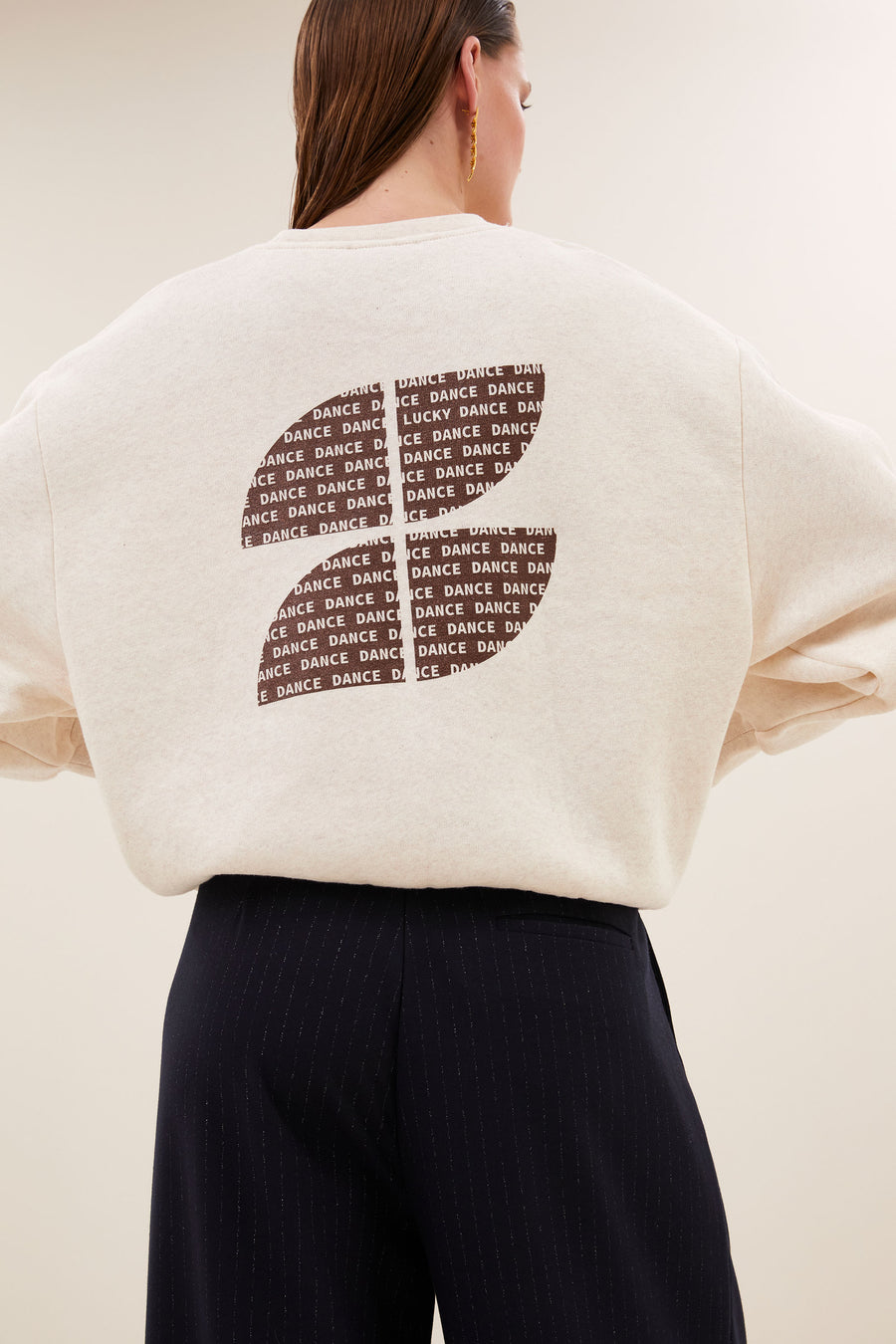 lili-lucky-dance-sweater-oyster-melee-comfortabele draagervaring-verlaagde schoudernaden-ronde halslijn-by-bar-detail