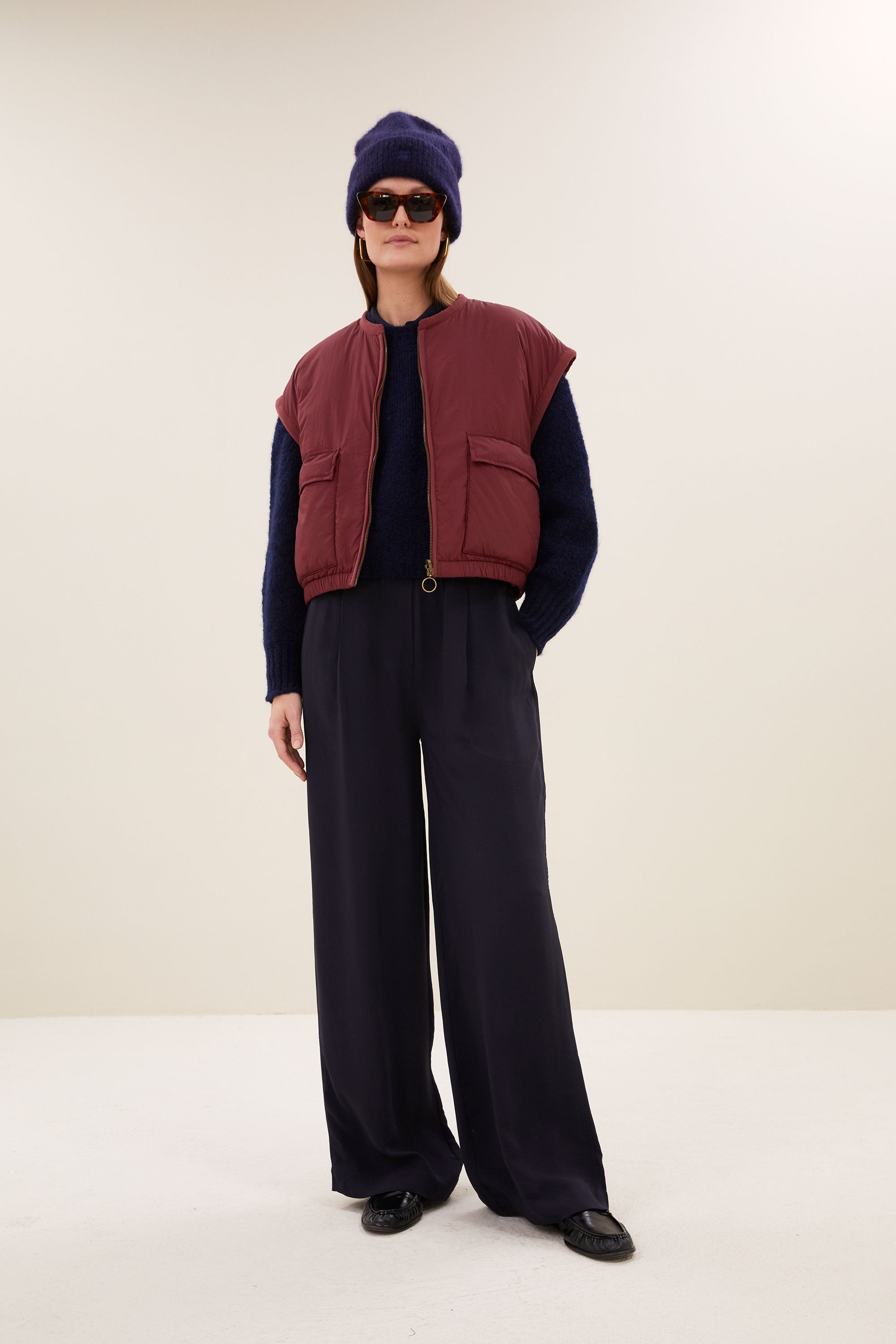 gio-sleeveless-jacket-wine-draagbaar aan beide zijden-kleine kapmouw-rits- en knoopsluiting-by-bar-sfeerbeeld