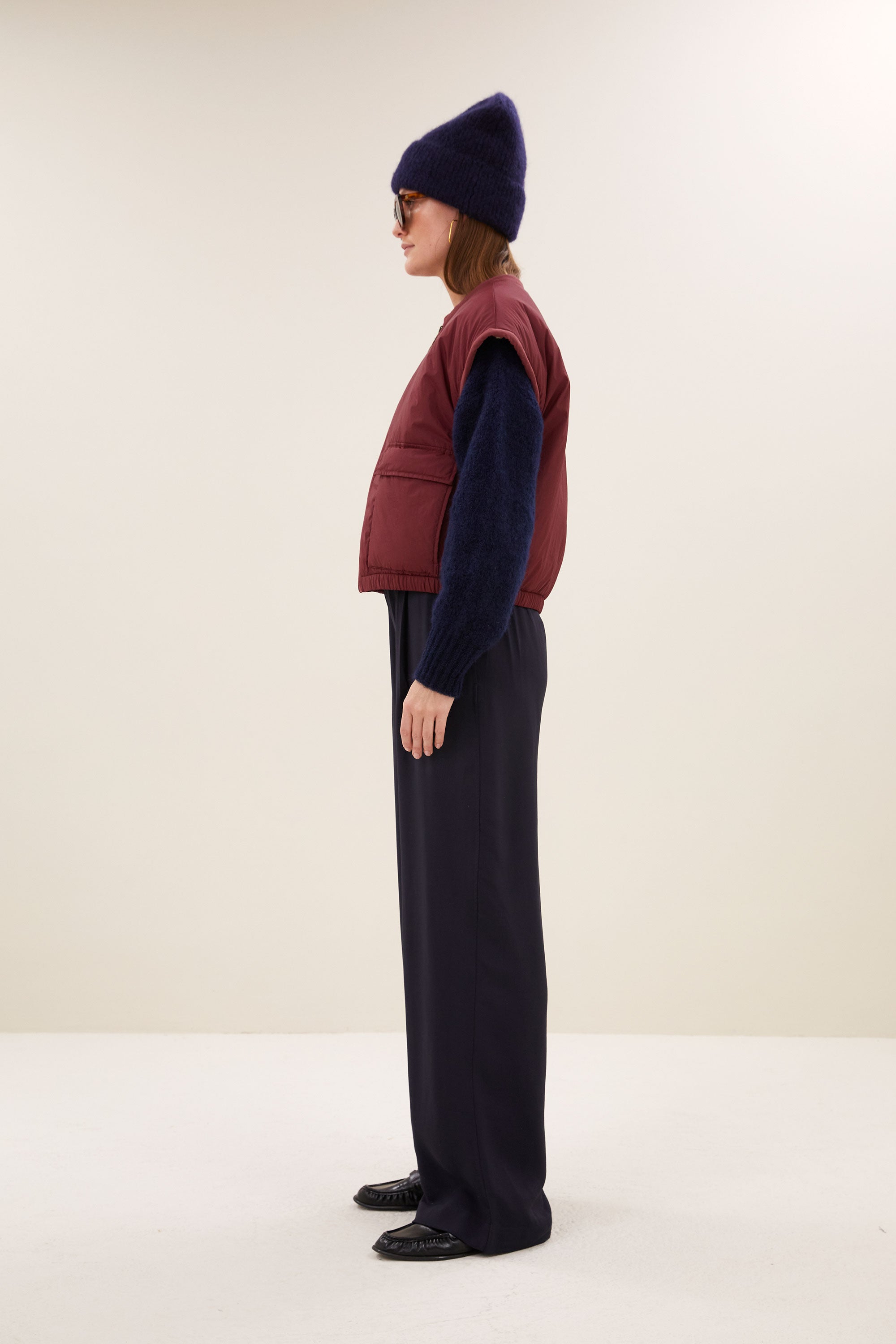 gio-sleeveless-jacket-wine-draagbaar aan beide zijden-kleine kapmouw-rits- en knoopsluiting-by-bar-zijaanzicht