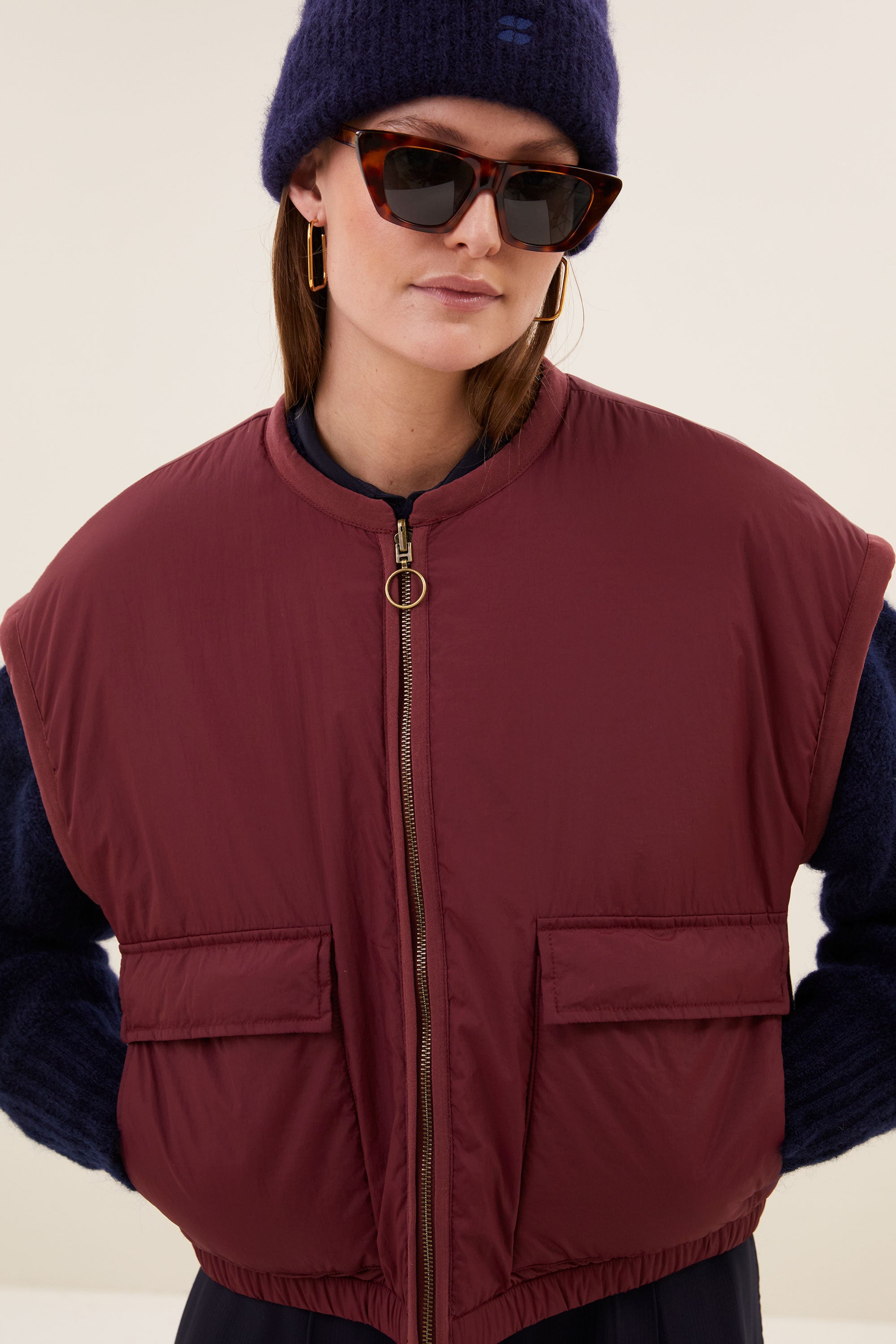 gio-sleeveless-jacket-wine-draagbaar aan beide zijden-kleine kapmouw-rits- en knoopsluiting-by-bar-vooraanzicht