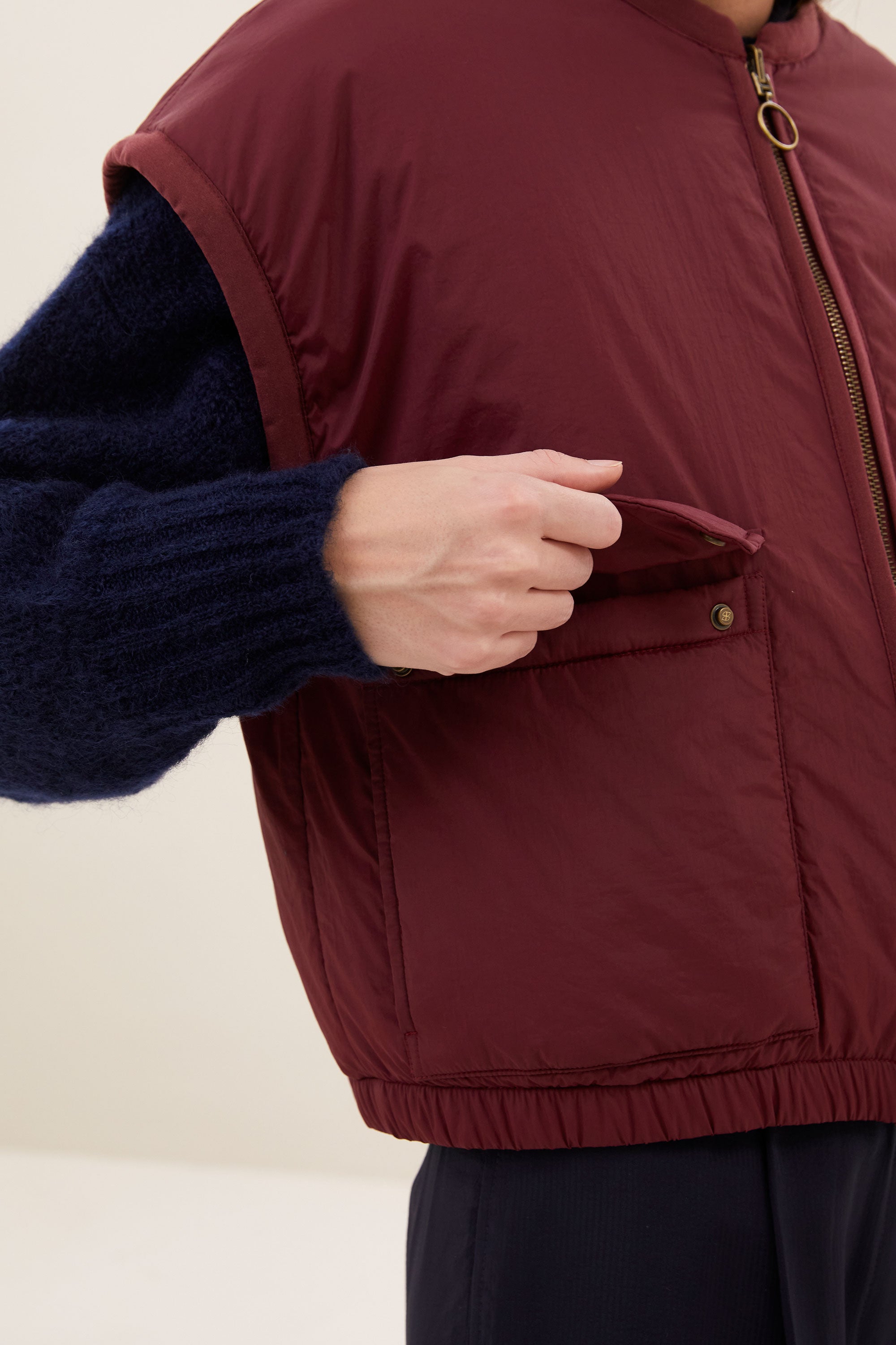 gio-sleeveless-jacket-wine-draagbaar aan beide zijden-kleine kapmouw-rits- en knoopsluiting-by-bar-detail