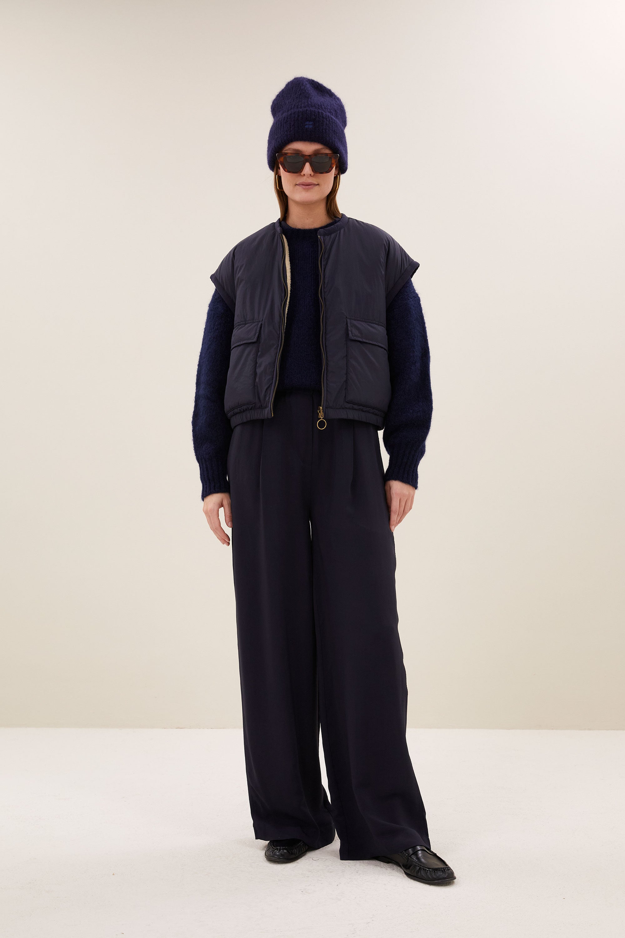 gio-sleeveless-jacket-midnight-draagbaar aan beide zijden-kleine kapmouw-rits- en knoopsluiting-by-bar-vooraanzicht