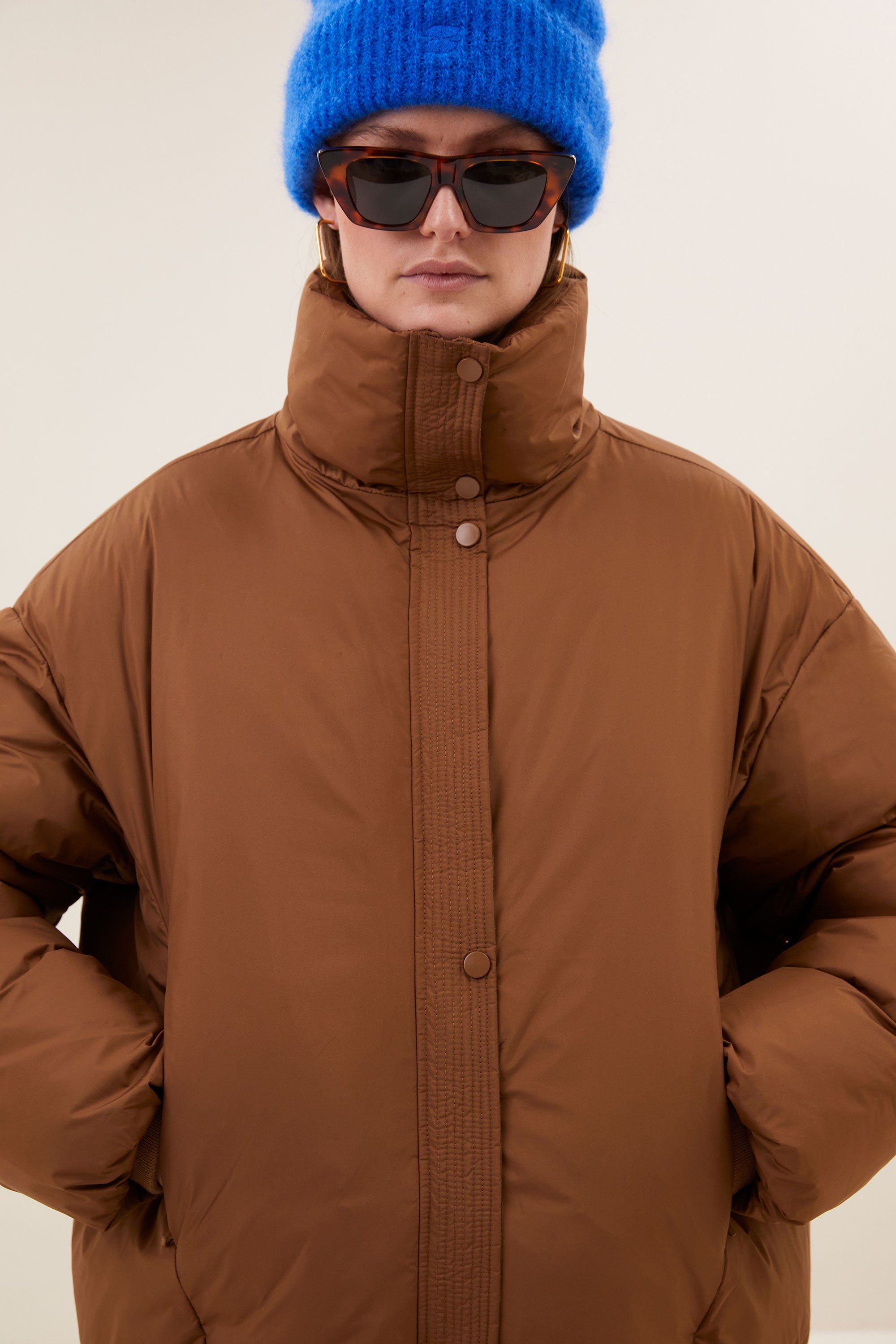 joy-jacket-hazel-hoge hals-gerecycled polyester-rits- en knoopsluiting-by-bar-aanvullende-foto