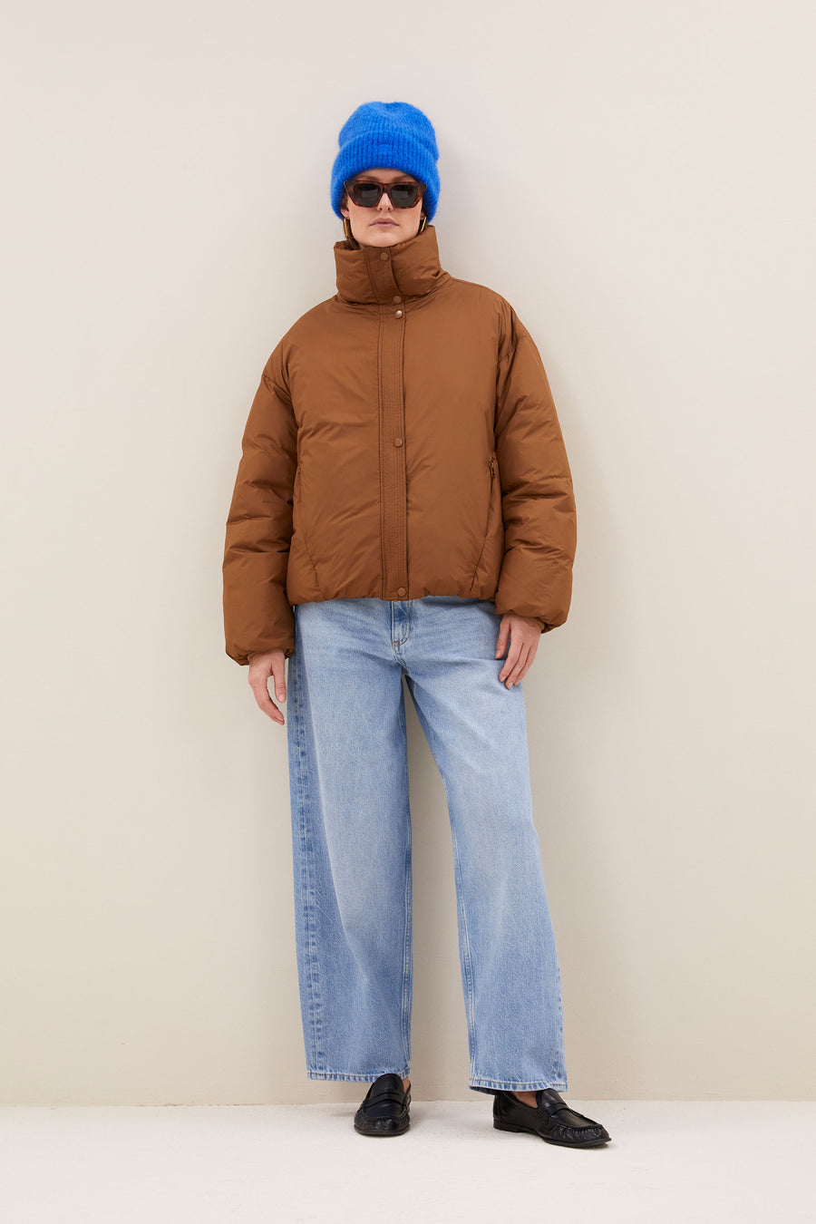 joy-jacket-hazel-hoge hals-gerecycled polyester-rits- en knoopsluiting-by-bar-sfeerbeeld